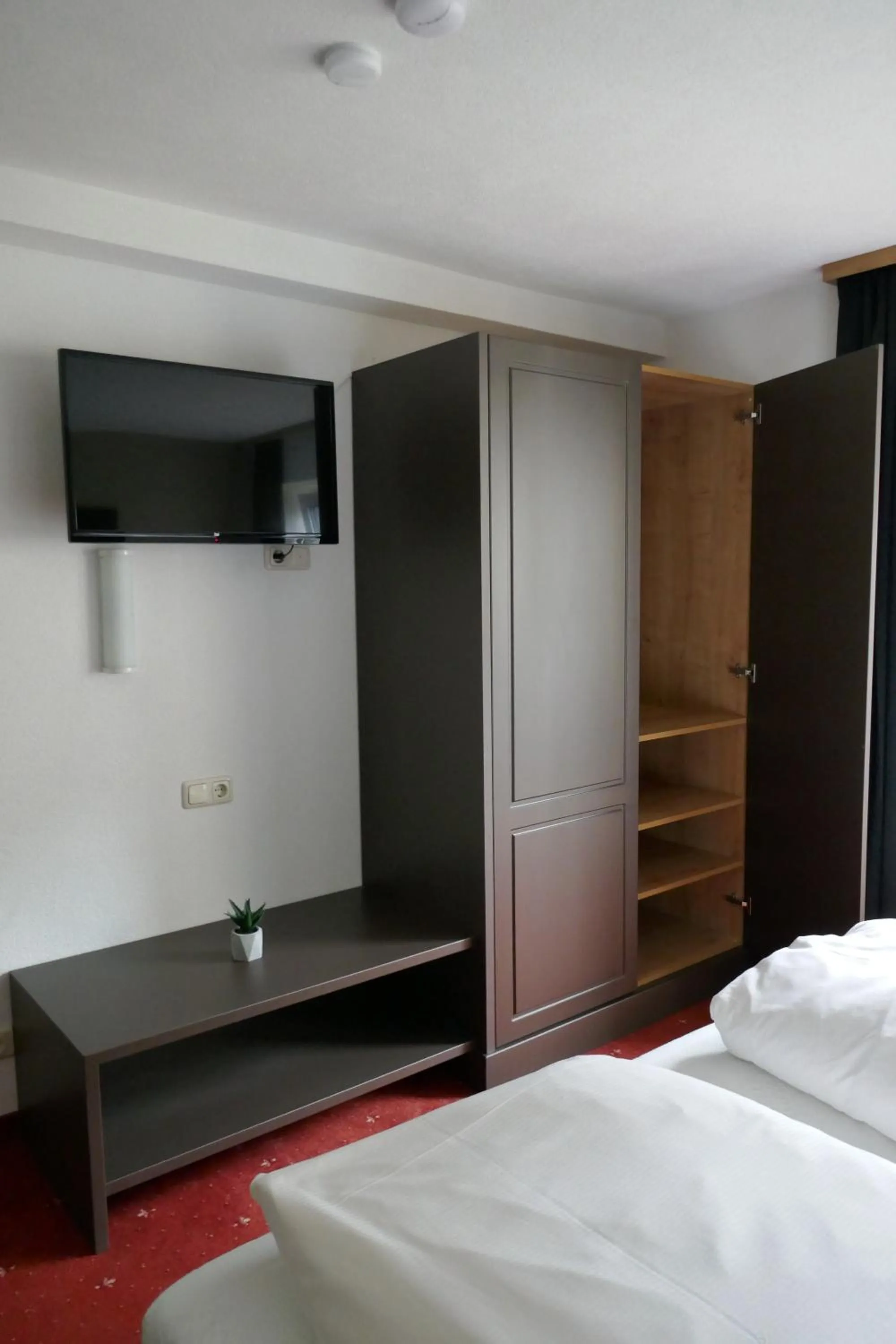 Bed in Pension & Ferienwohnungen Haus Edelweiß