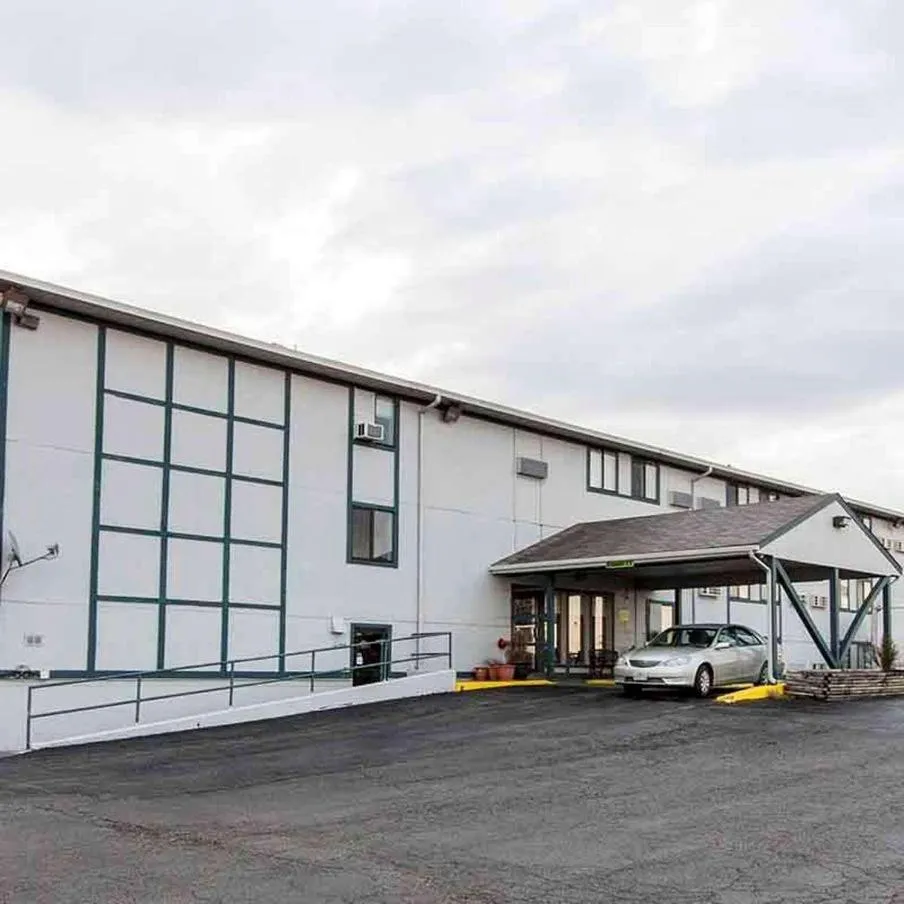 Property building in Oak Grove Inn