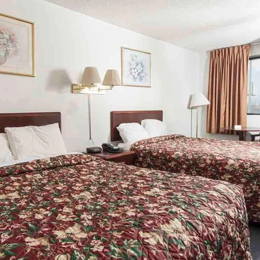 Photo of the whole room, Bed in Oak Grove Inn