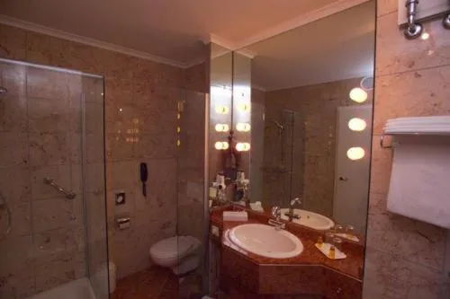 Bathroom in Kurpark-Hotel