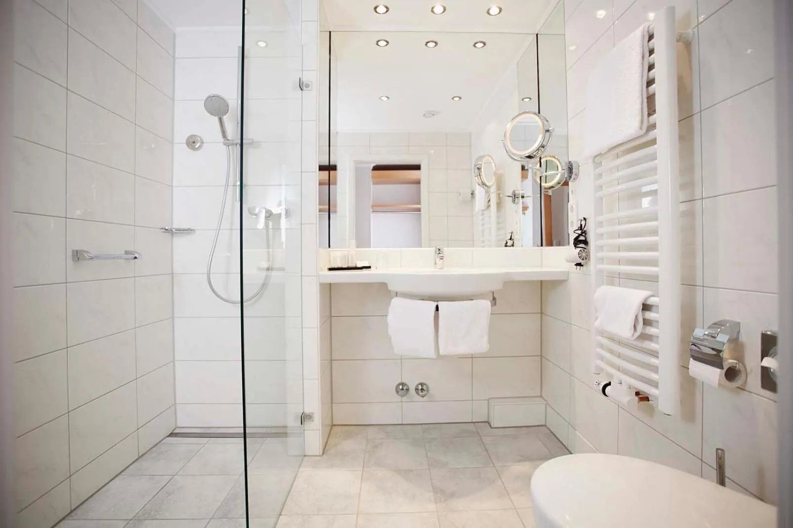 Bathroom in Kurpark-Hotel