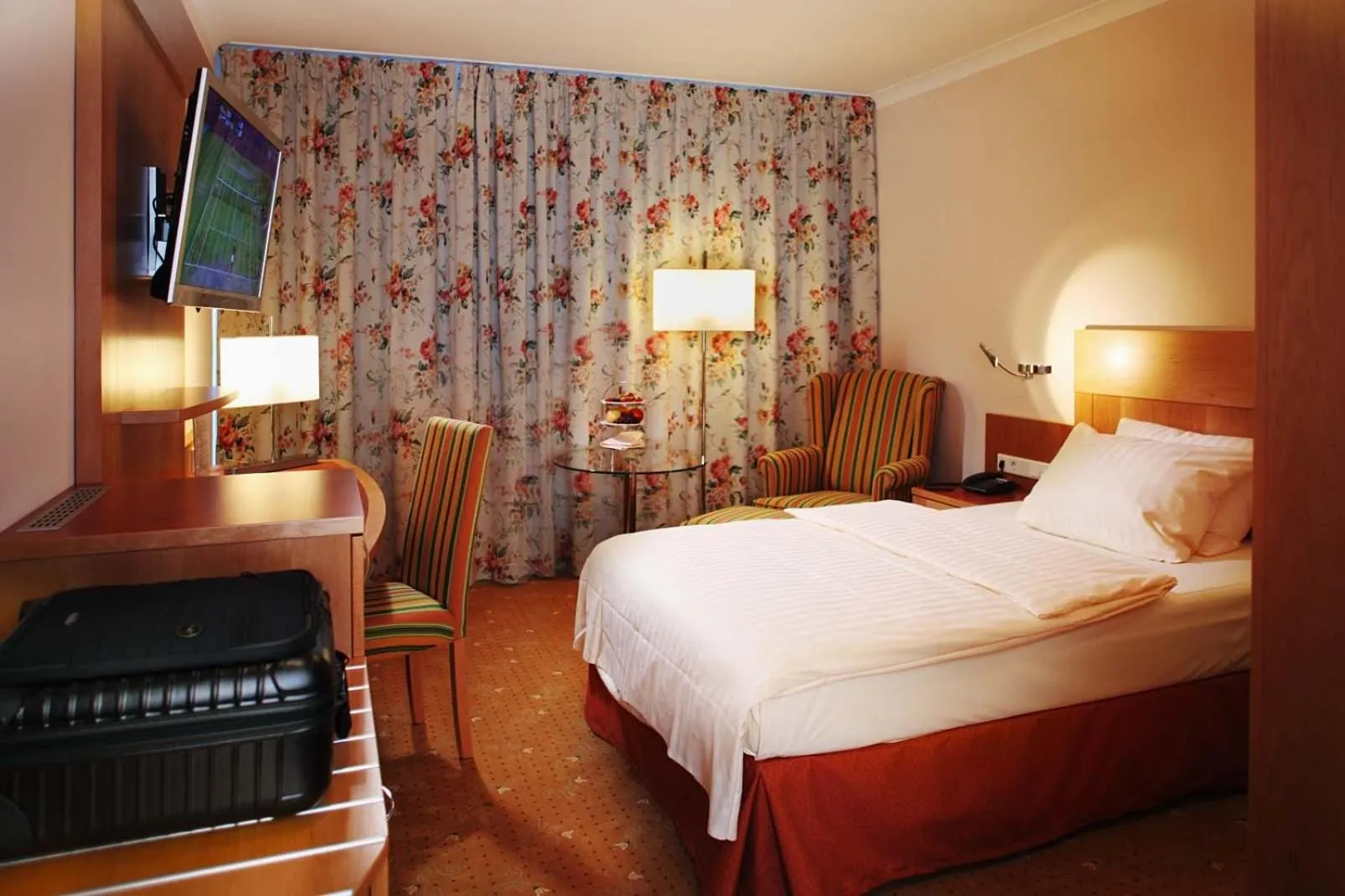 Photo of the whole room, Bed in Kurpark-Hotel