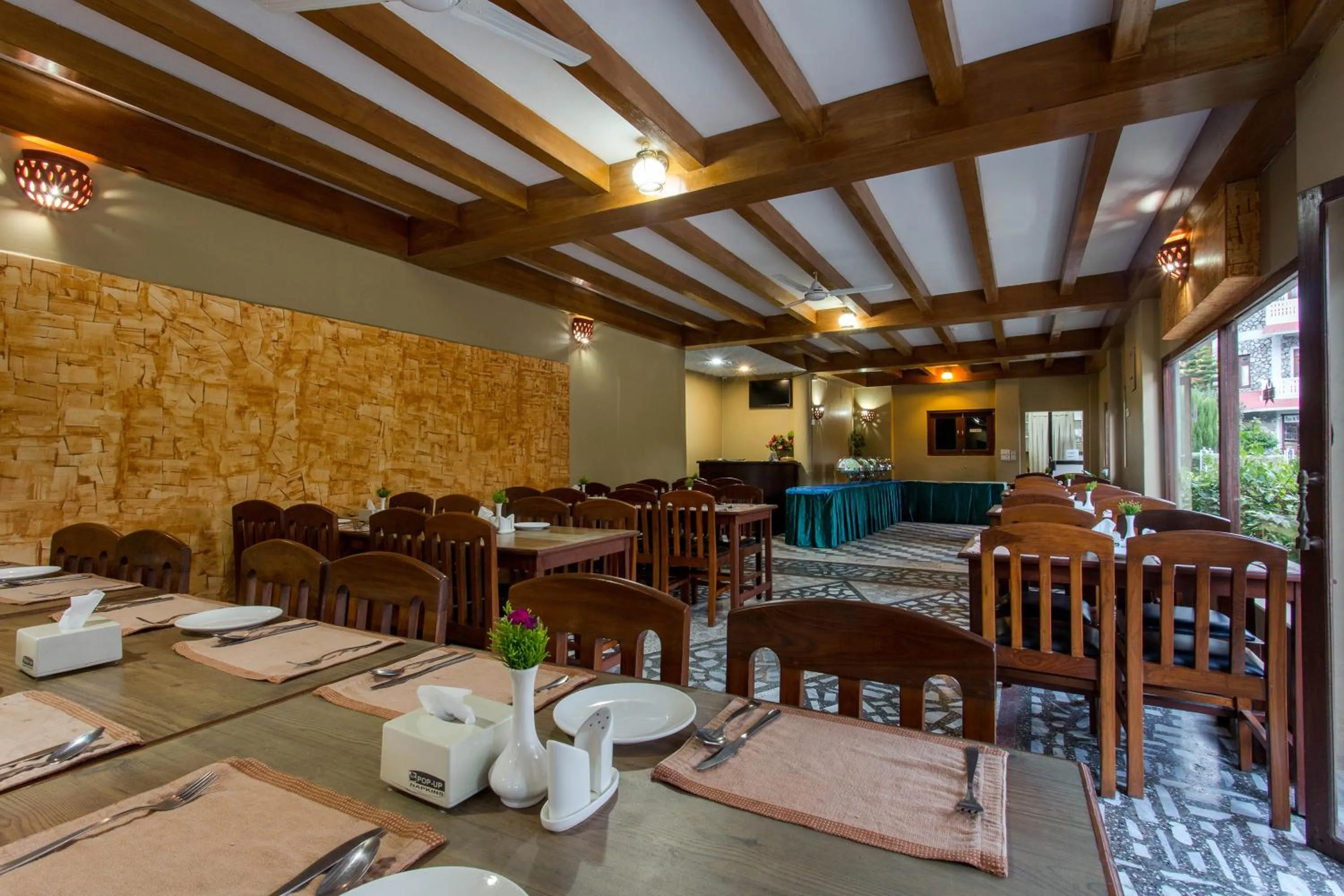 Restaurant/places to eat in Hotel Peninsula