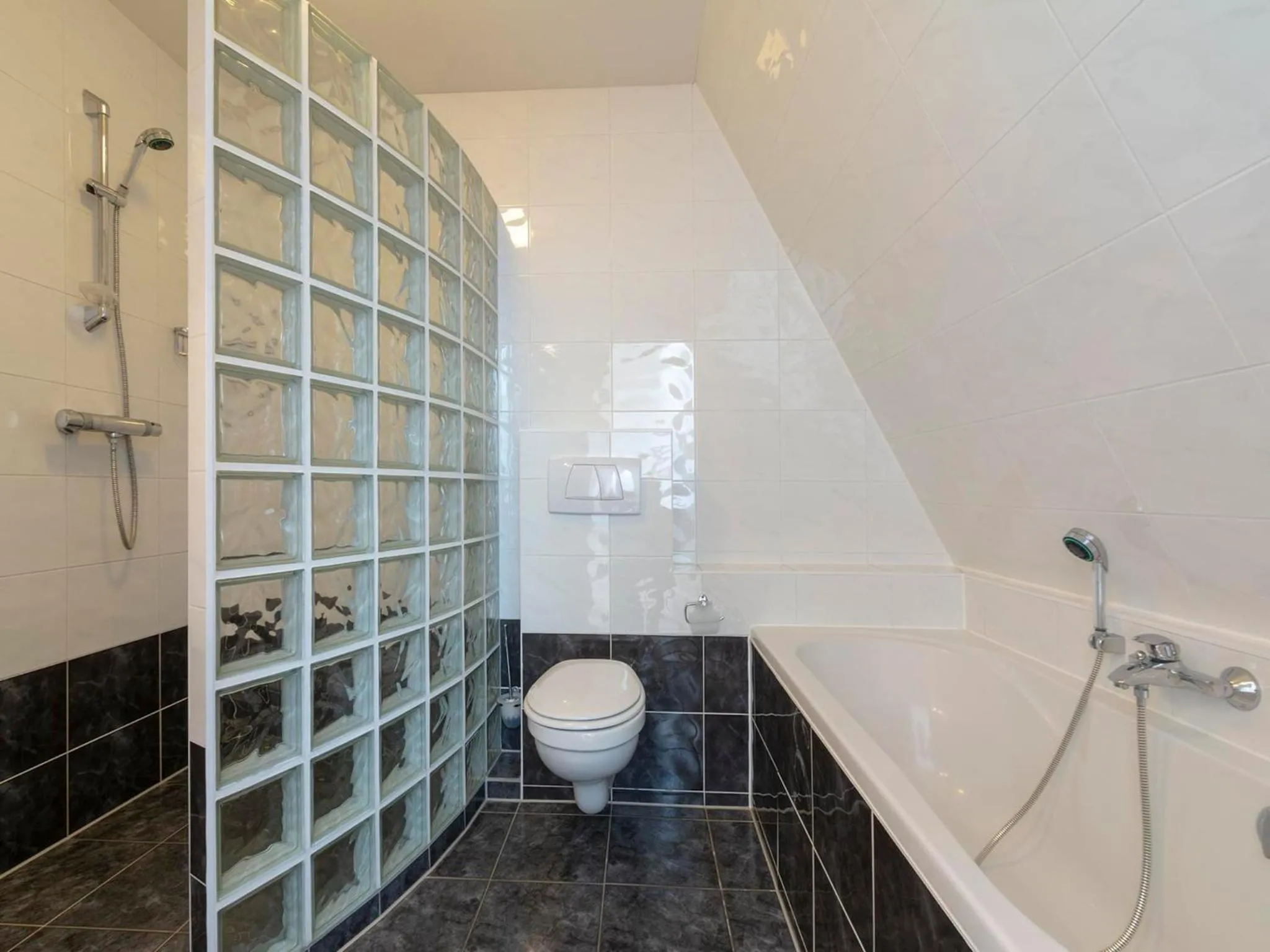 Bathroom in Dorpsplein 23E apartment in Callanstoog square