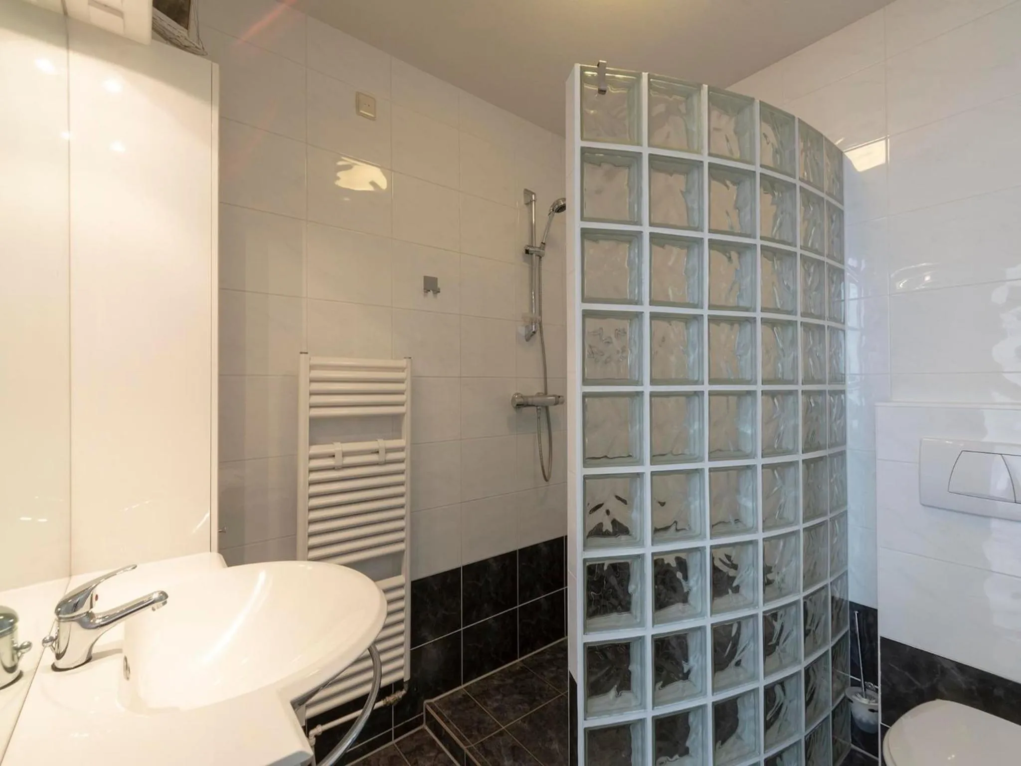 Bathroom in Dorpsplein 23E apartment in Callanstoog square