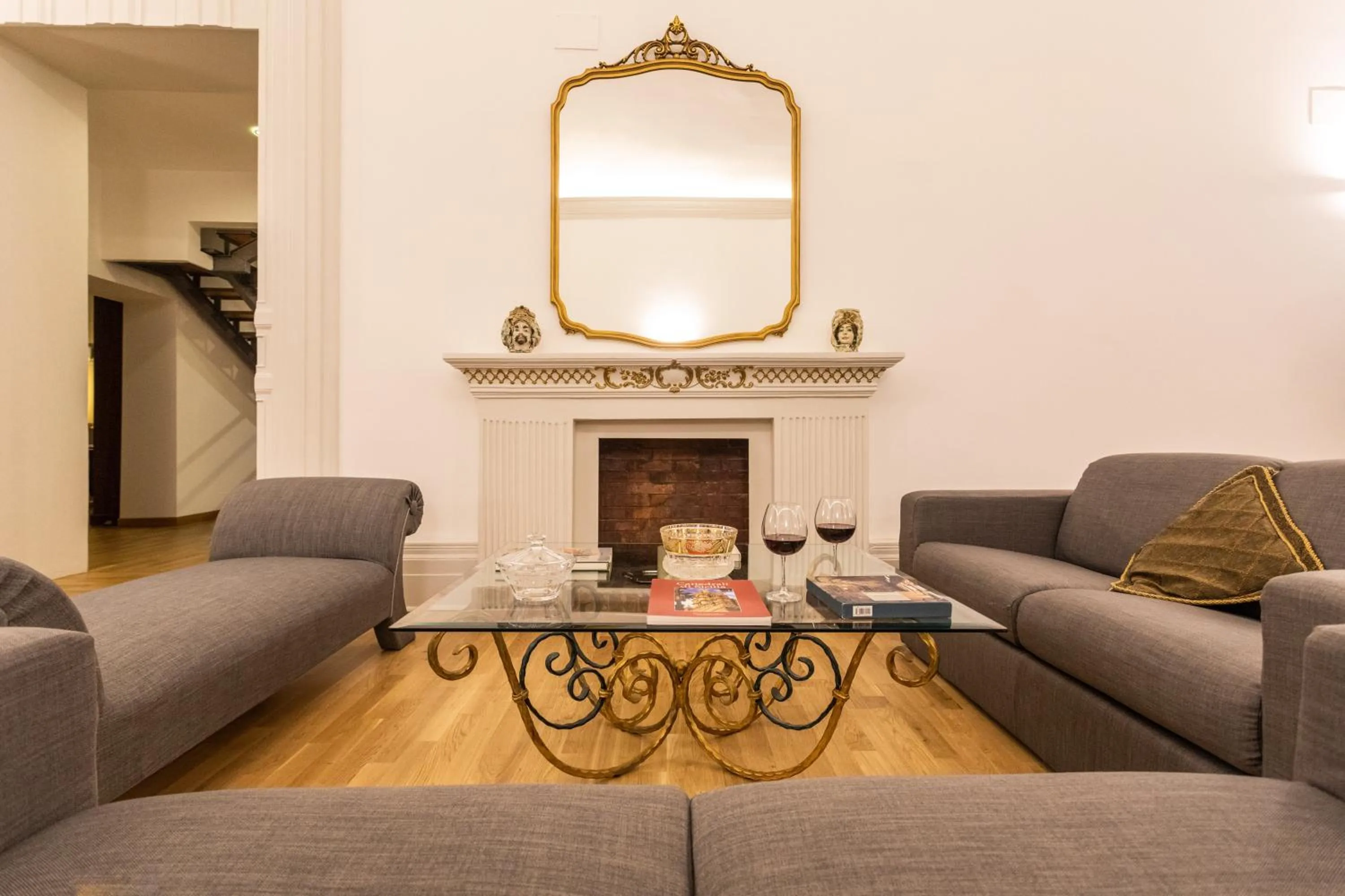 Communal lounge/ TV room in Divisi Suites & SPA