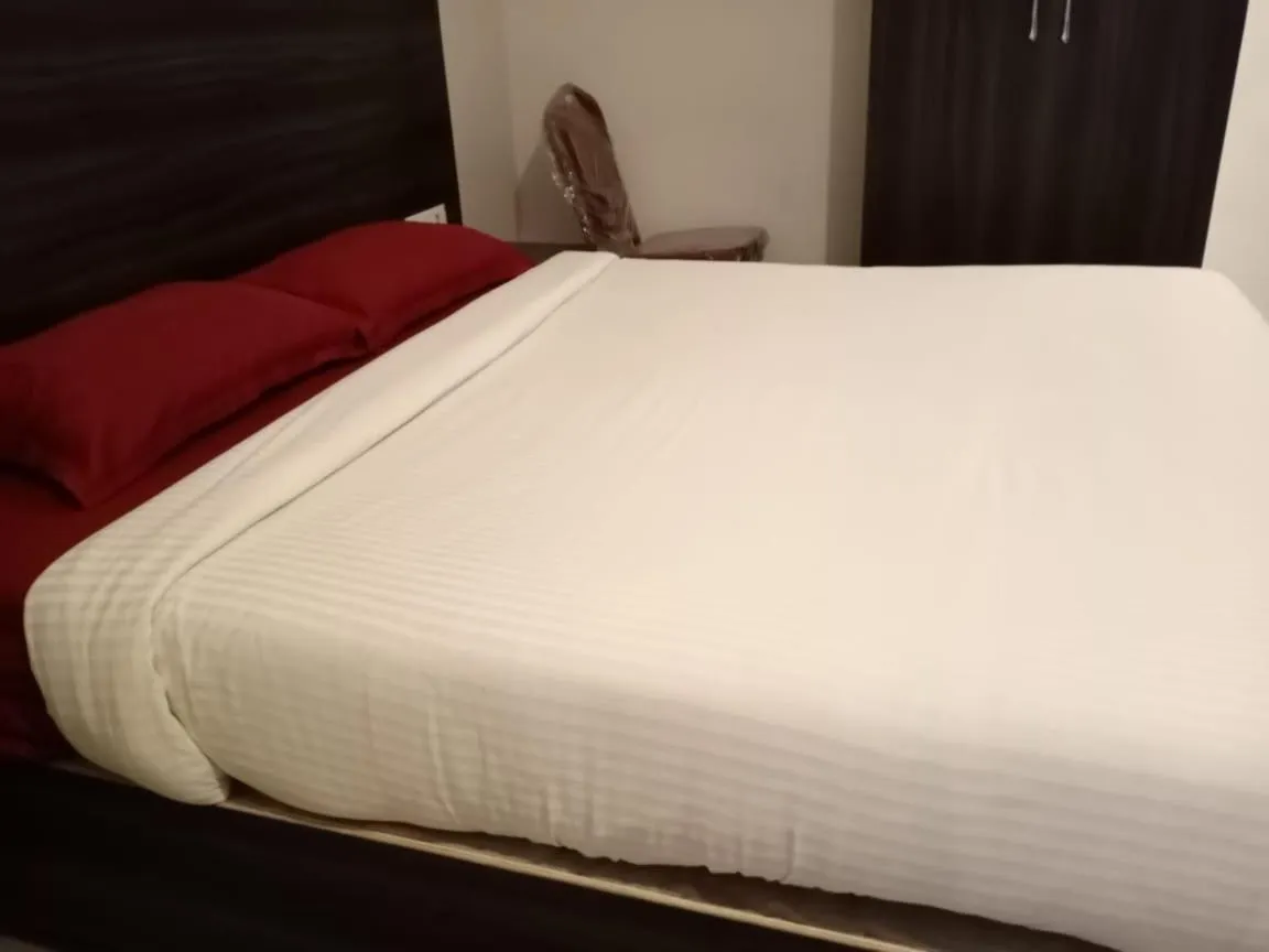 Bed in AARYA MANSION V One Hotel