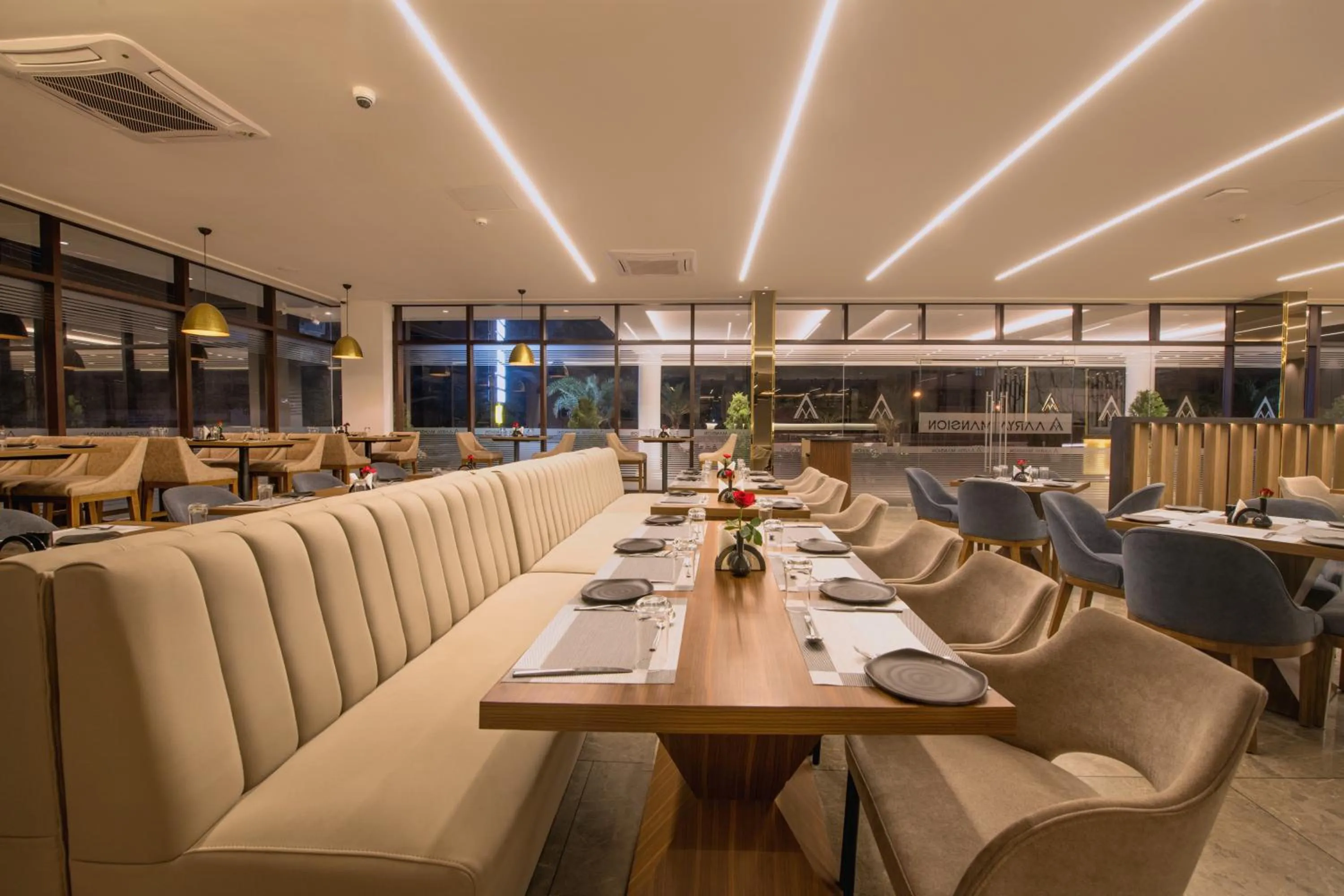 Restaurant/places to eat in AARYA MANSION V One Hotel