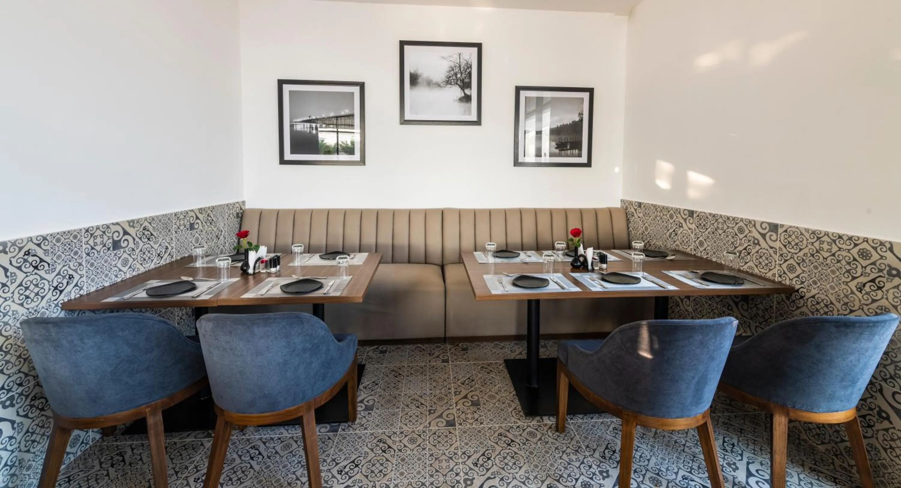 Restaurant/places to eat in AARYA MANSION V One Hotel