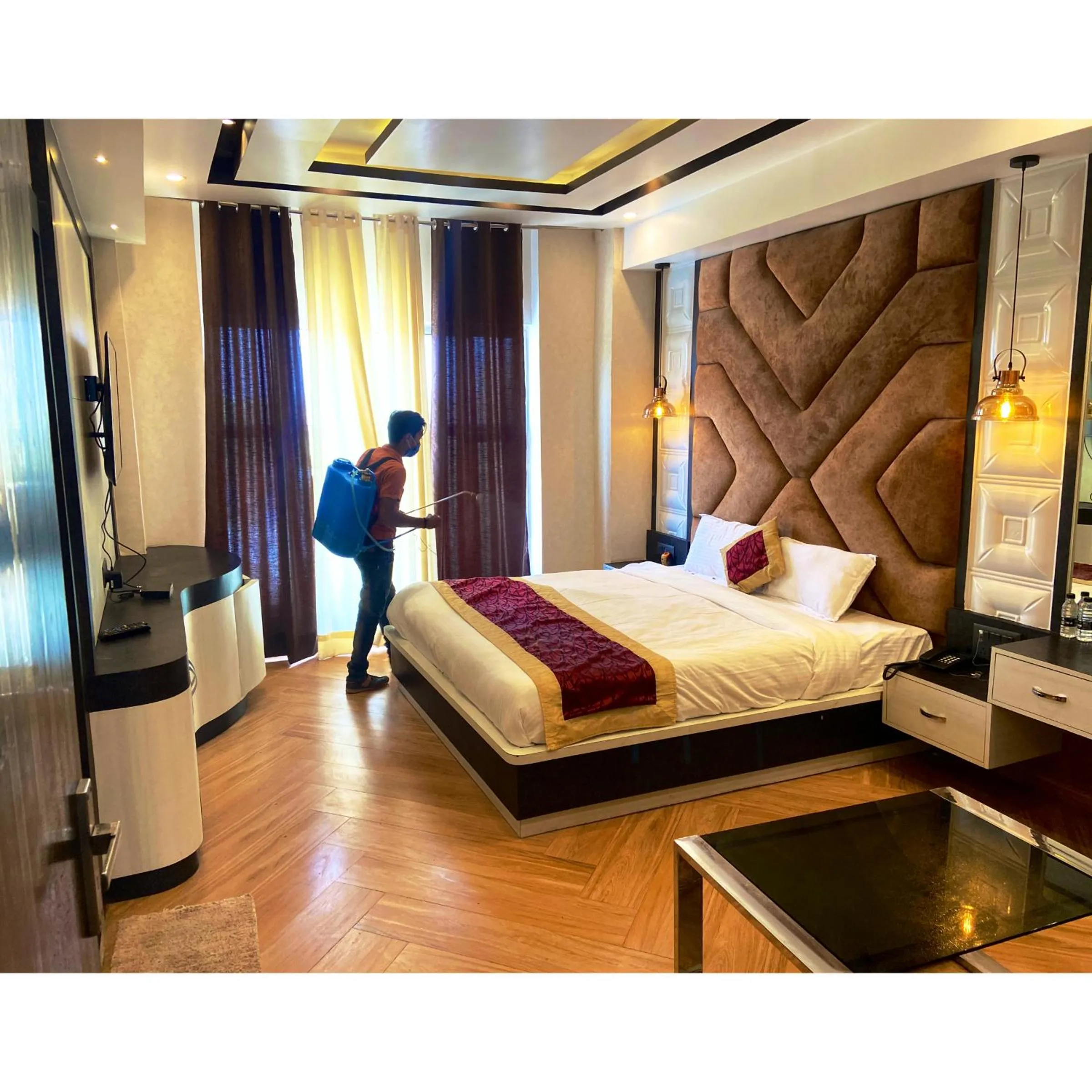 TV and multimedia in HOTEL PLEASANT VIEW