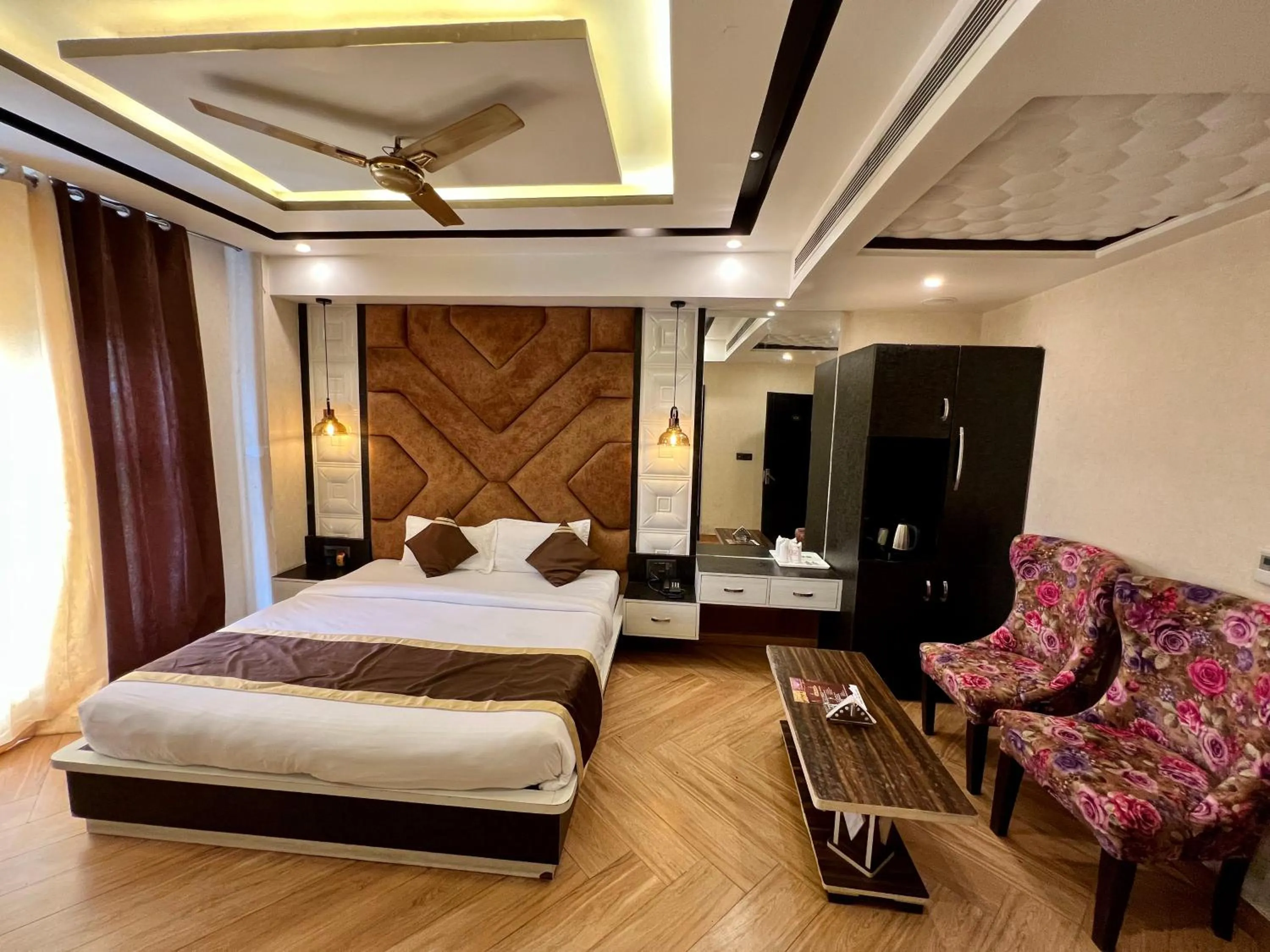 Communal lounge/ TV room in HOTEL PLEASANT VIEW