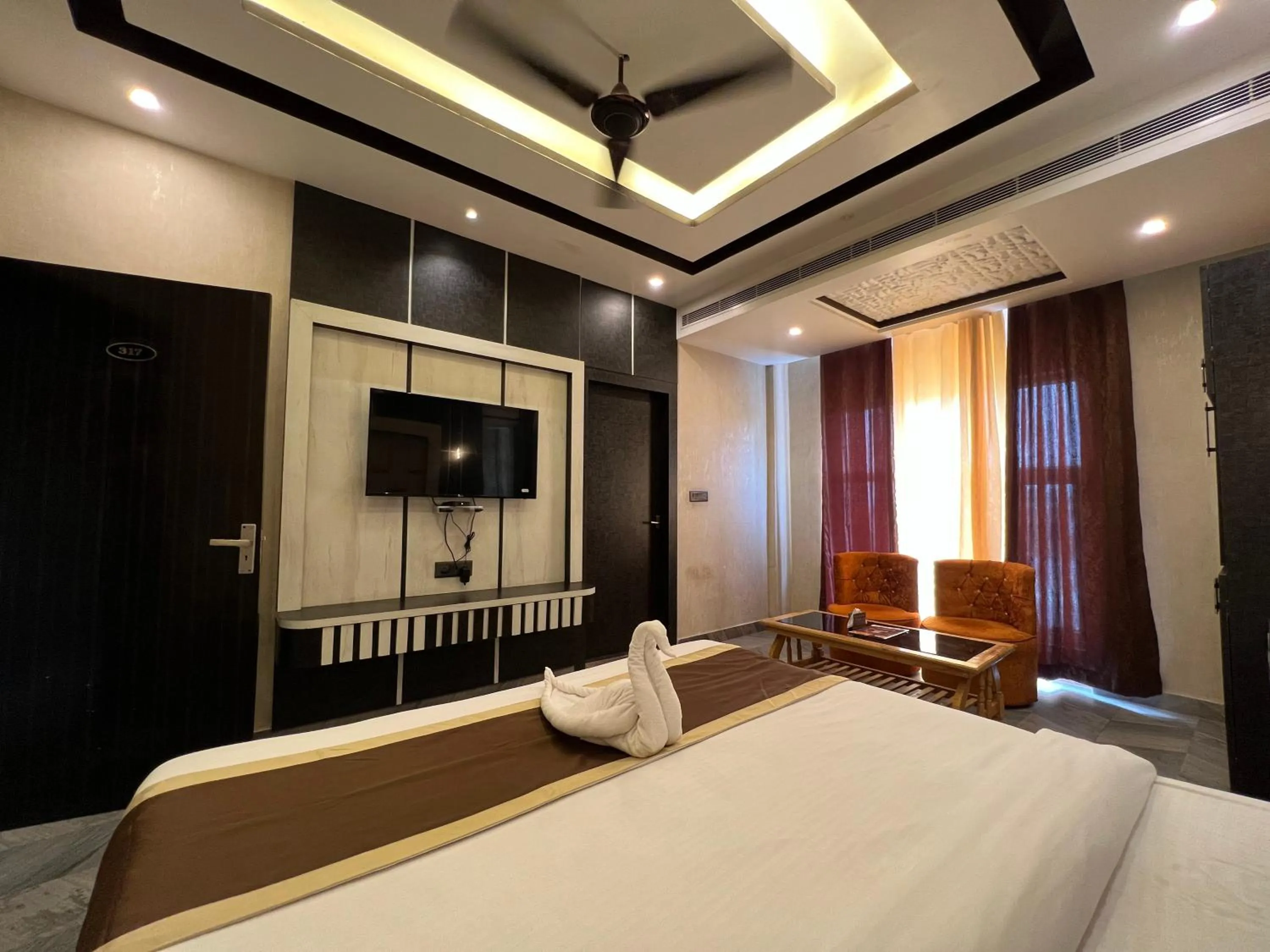 Communal lounge/ TV room in HOTEL PLEASANT VIEW