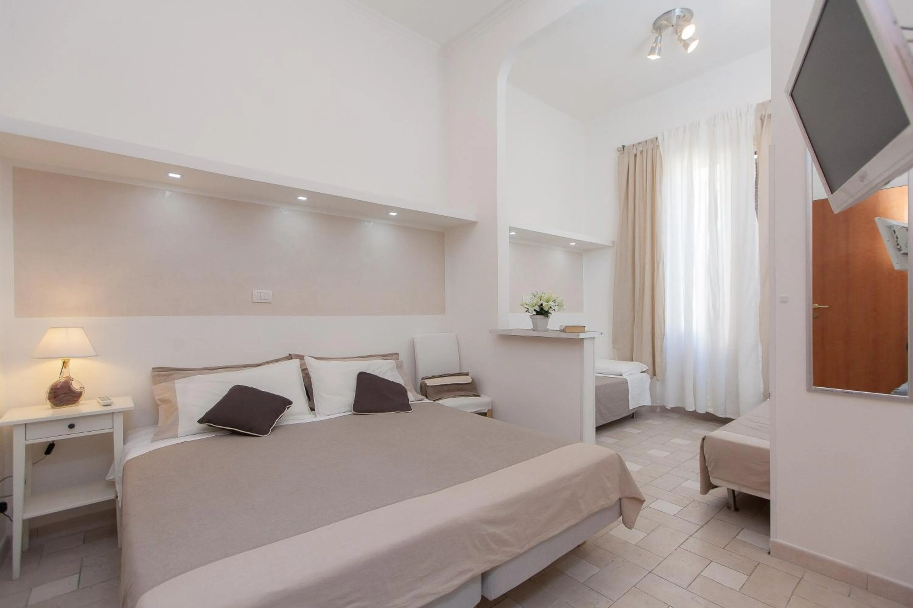 Photo of the whole room, Bed in San Peter Angels