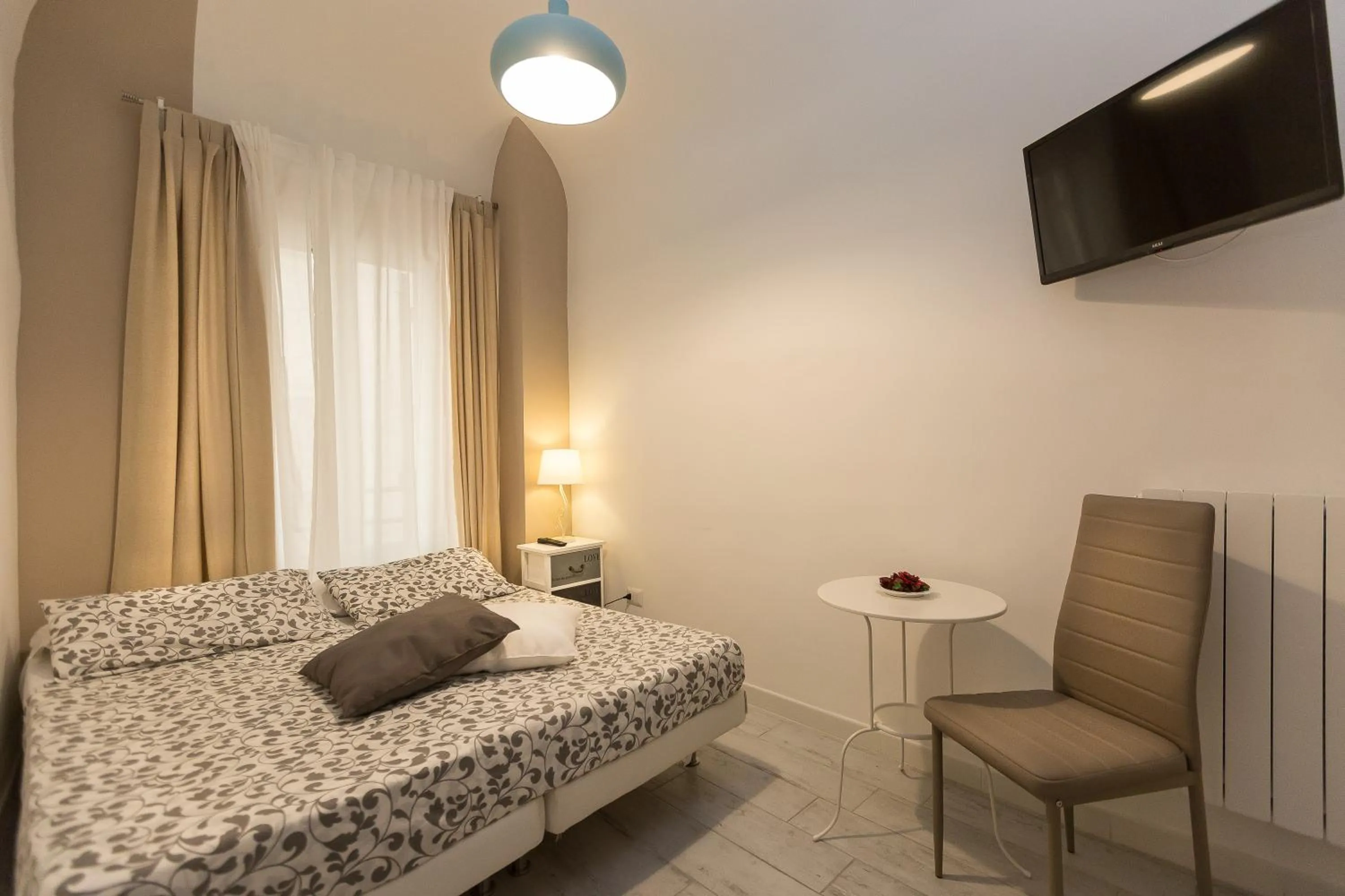 Photo of the whole room, Bed in San Peter Angels