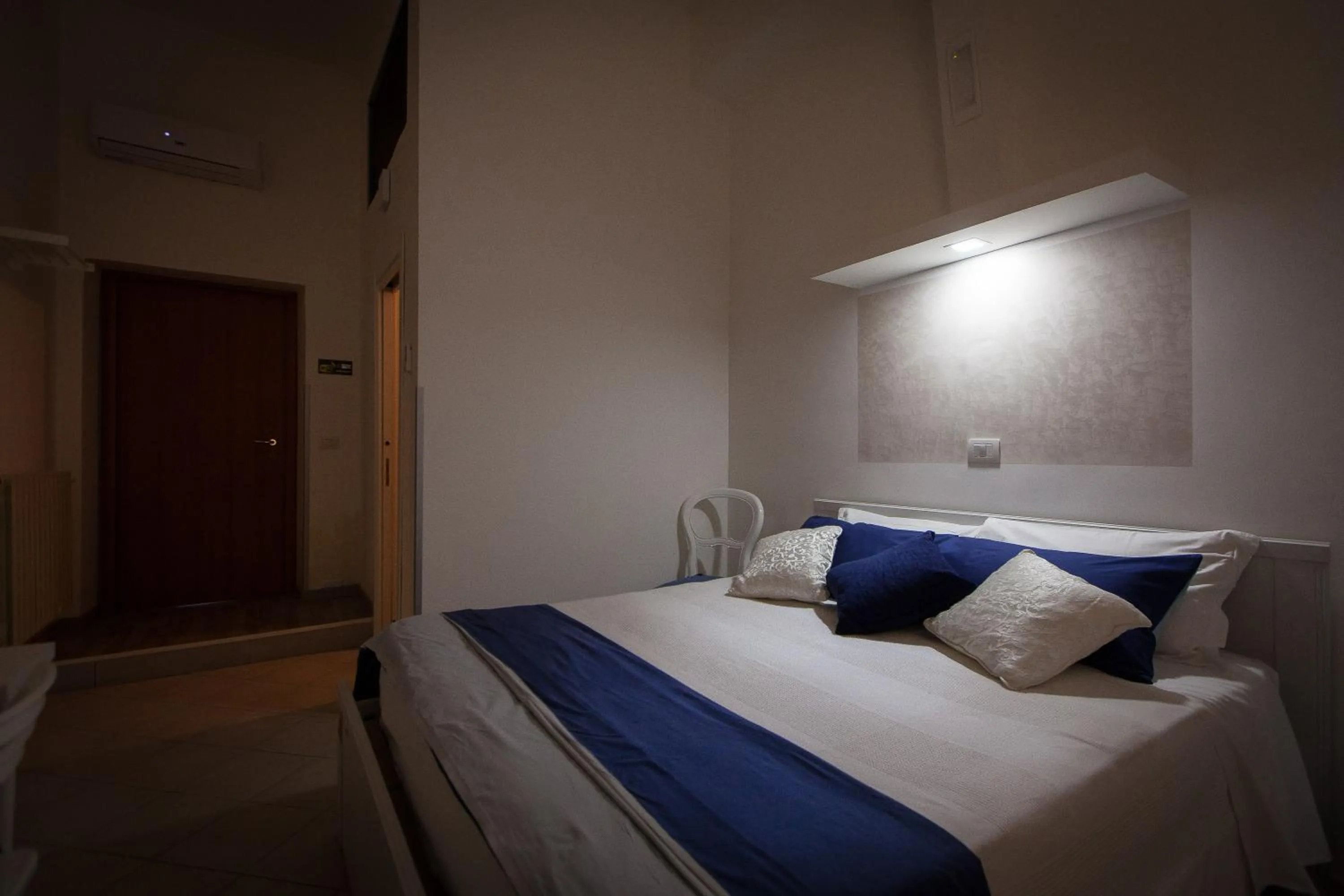 Bedroom, Bed in San Peter Angels