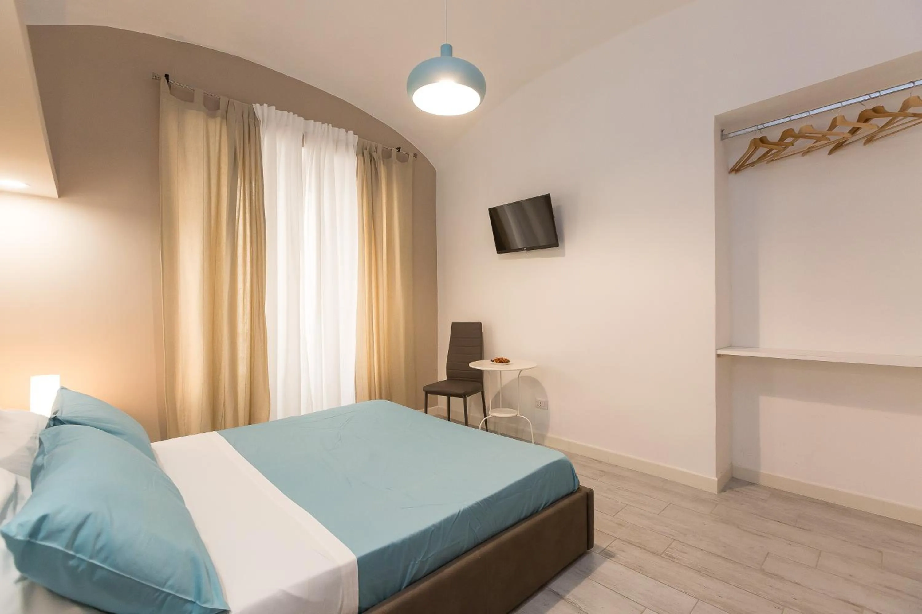 Photo of the whole room, Bed in San Peter Angels