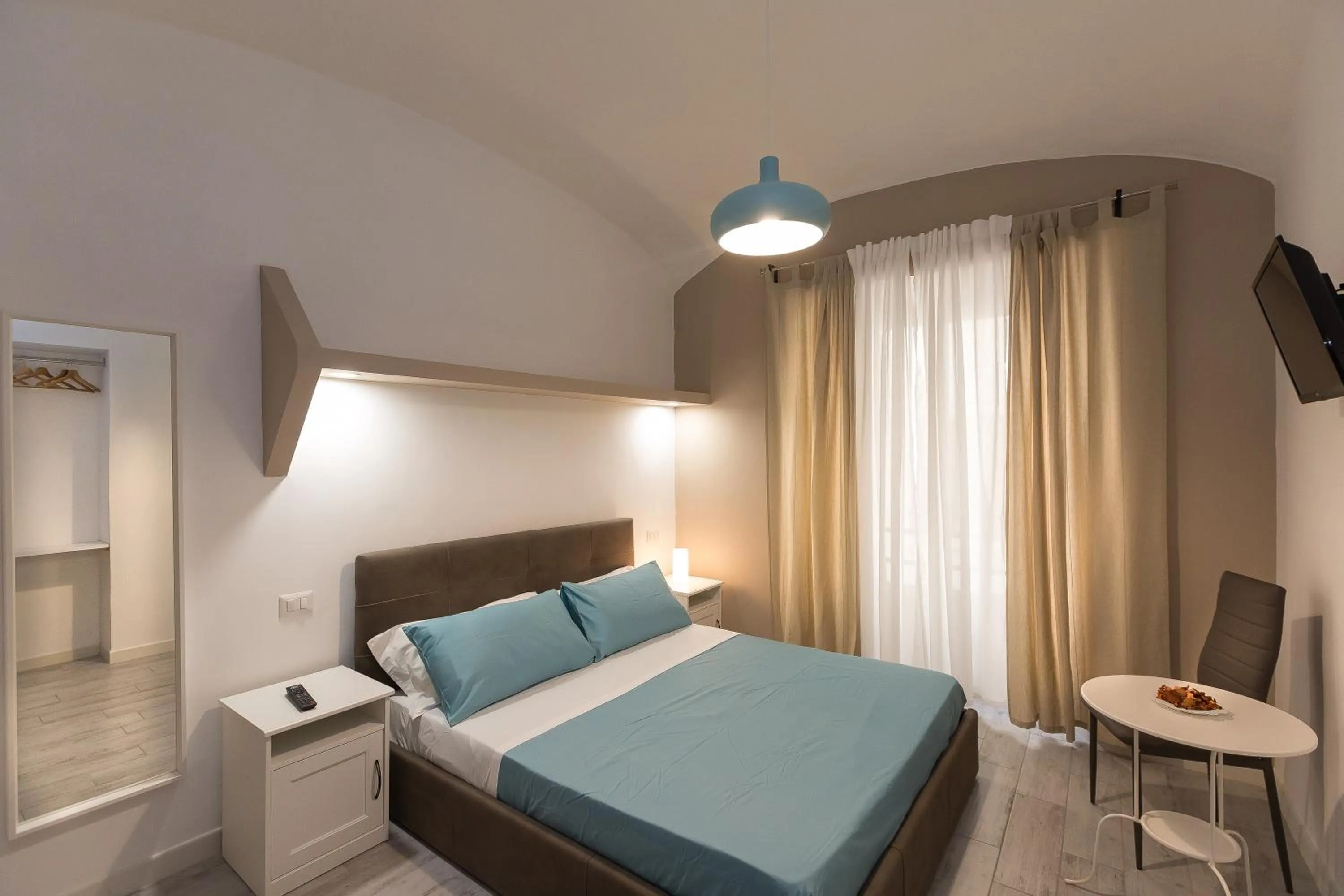 Photo of the whole room, Bed in San Peter Angels