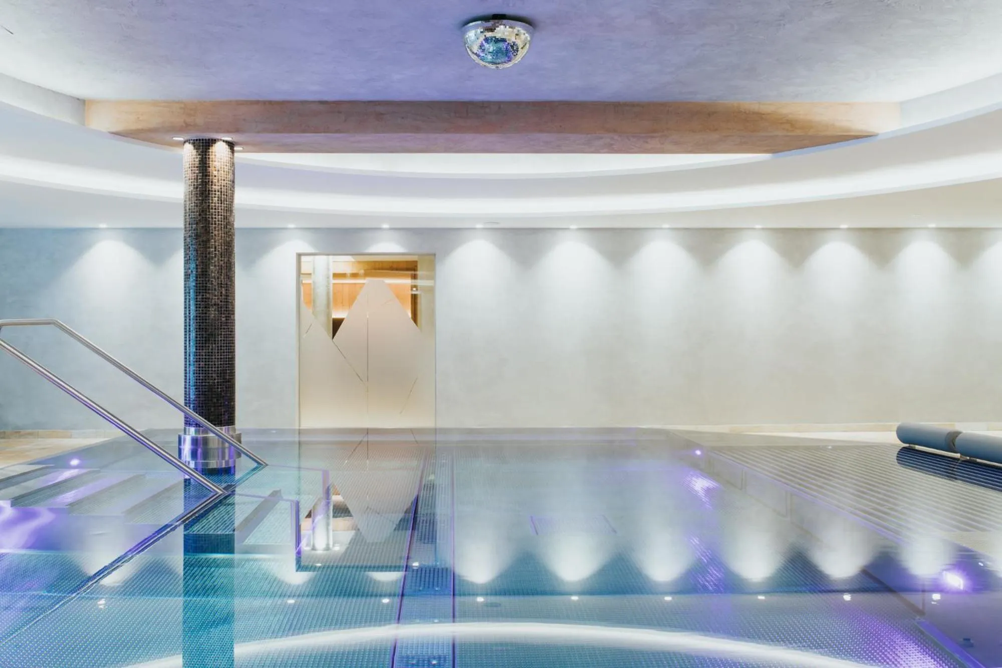 Swimming pool in Hotel Tauernhof