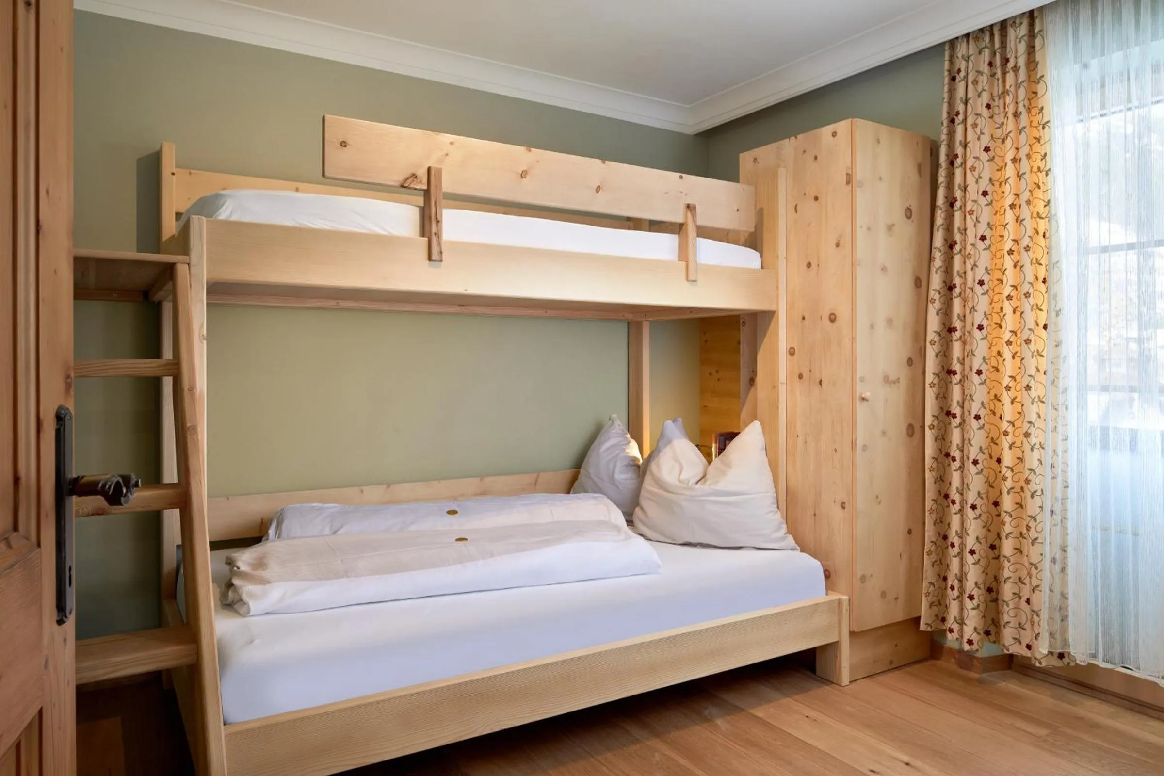 Bedroom, Bed in Romantikhotel Zell am See