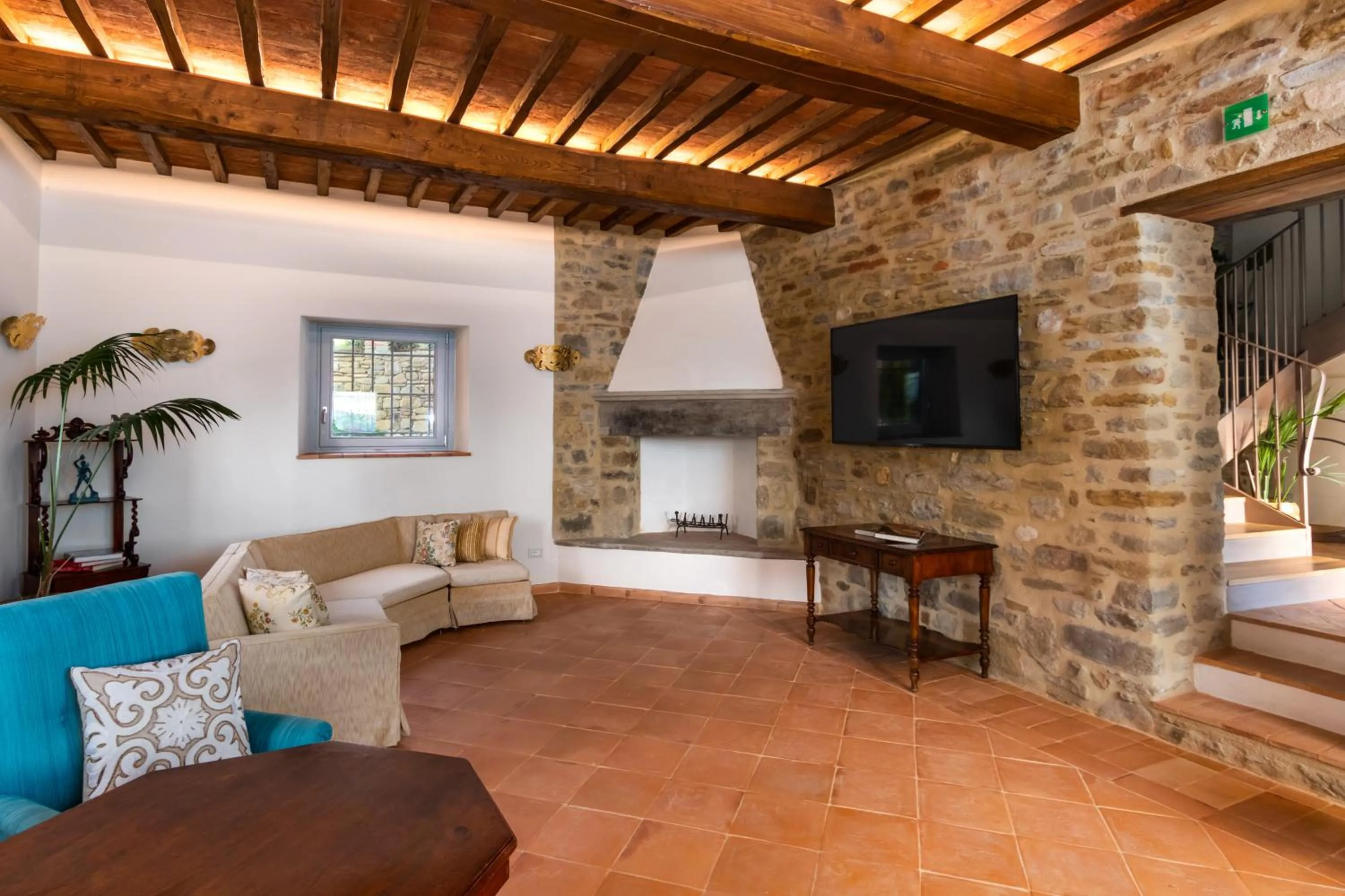 Communal lounge/ TV room in Chimera Tuscany Resort