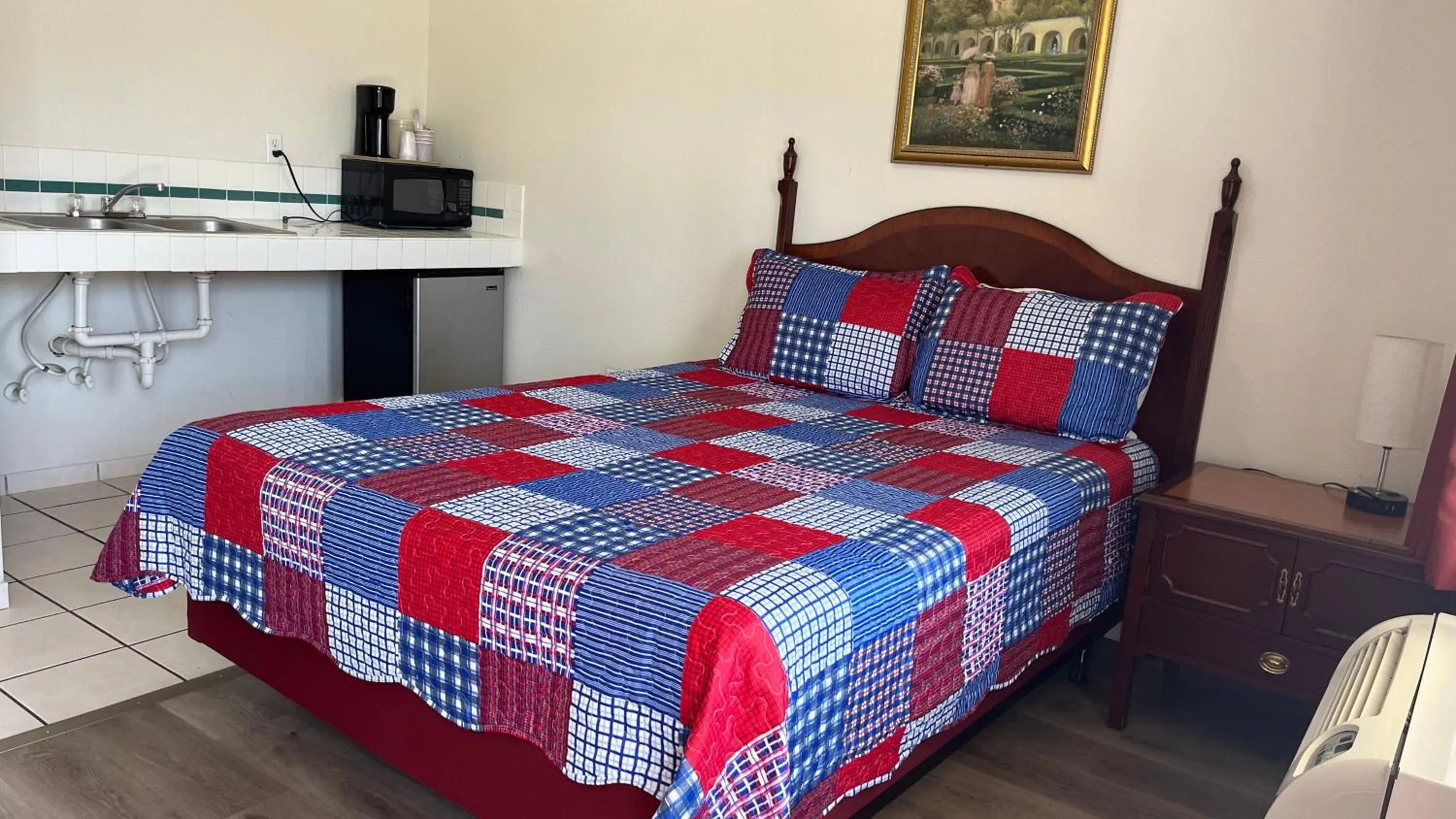 Bed in Economy Inn Paso Robles