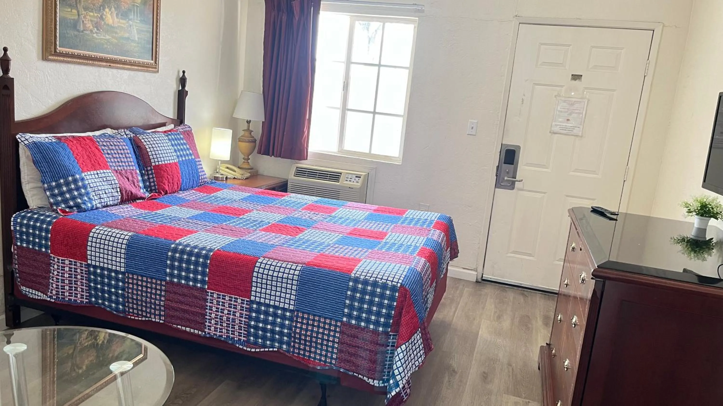 Bed in Economy Inn Paso Robles