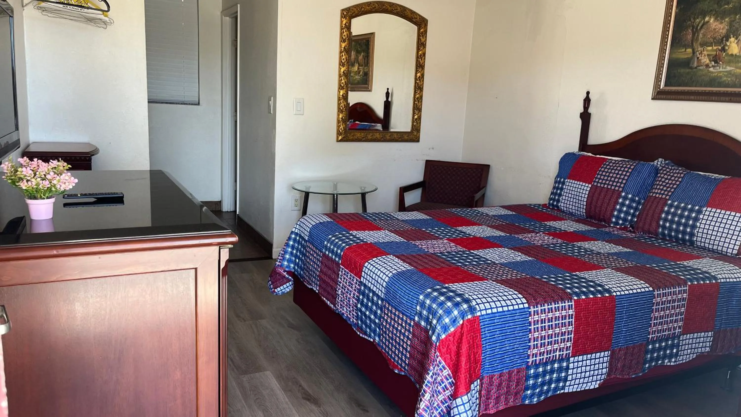 Photo of the whole room, Bed in Economy Inn Paso Robles