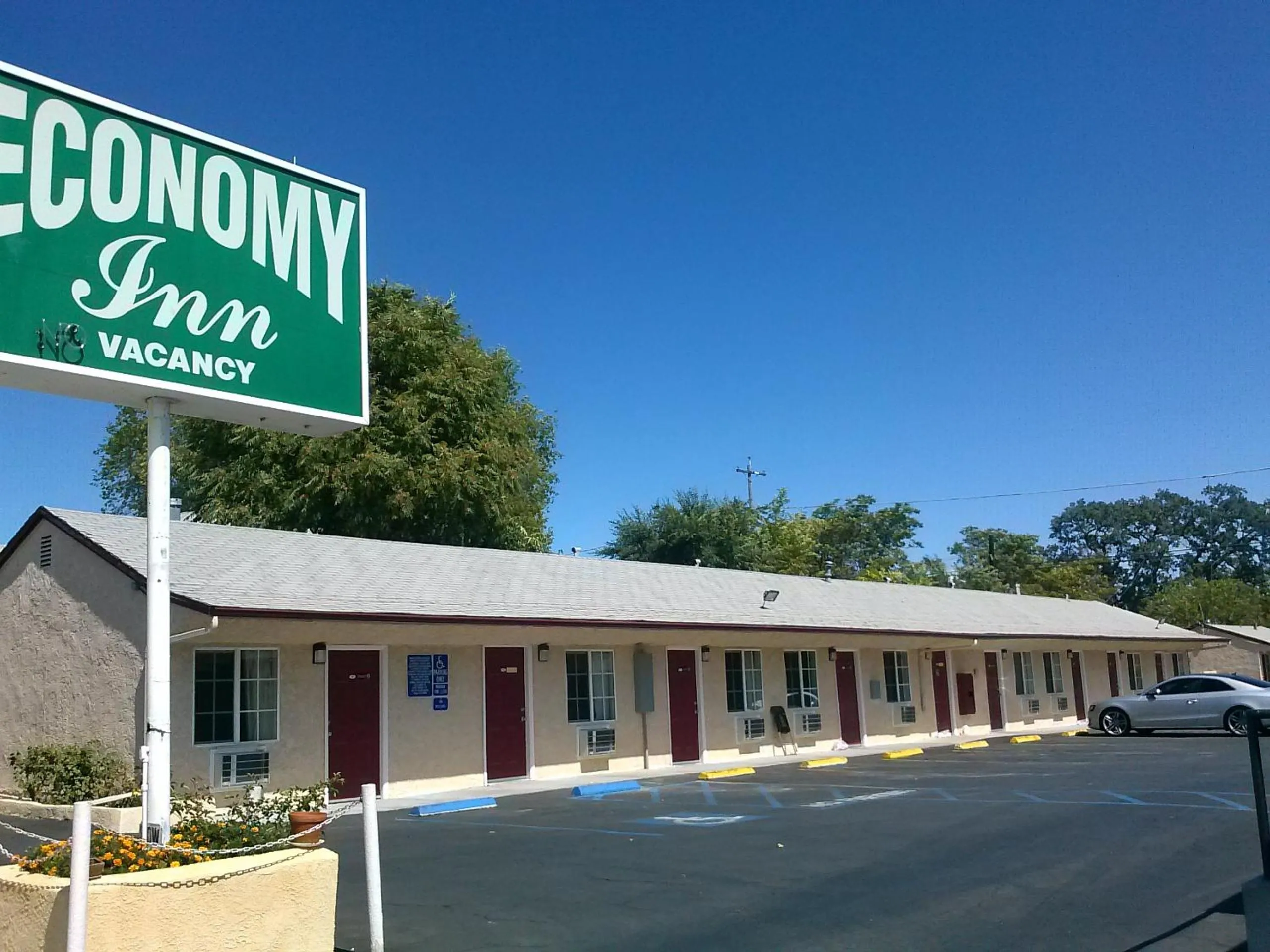 Property building in Economy Inn Paso Robles