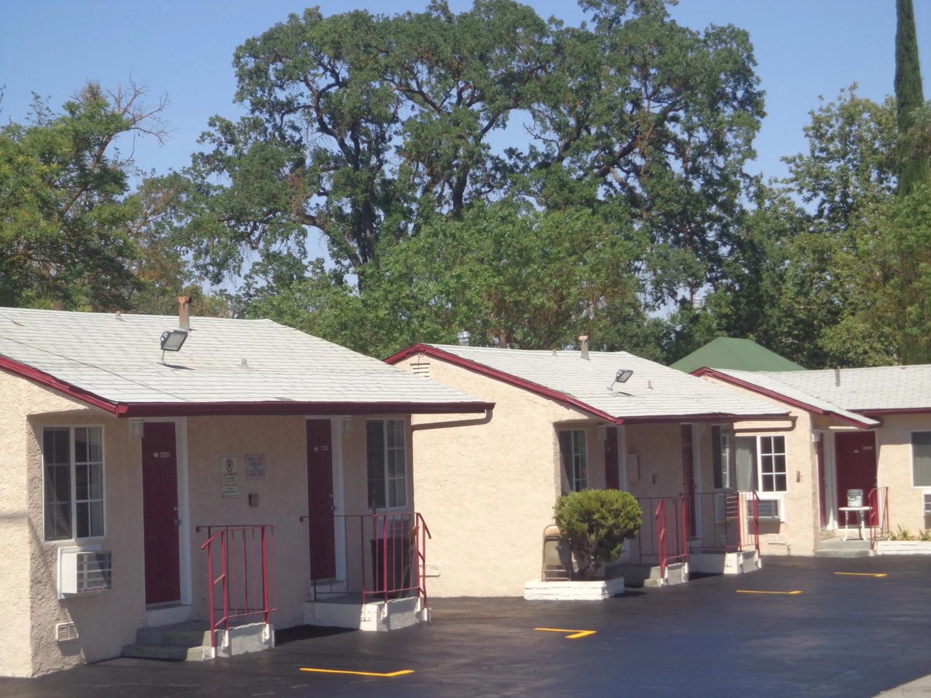 Property building in Economy Inn Paso Robles