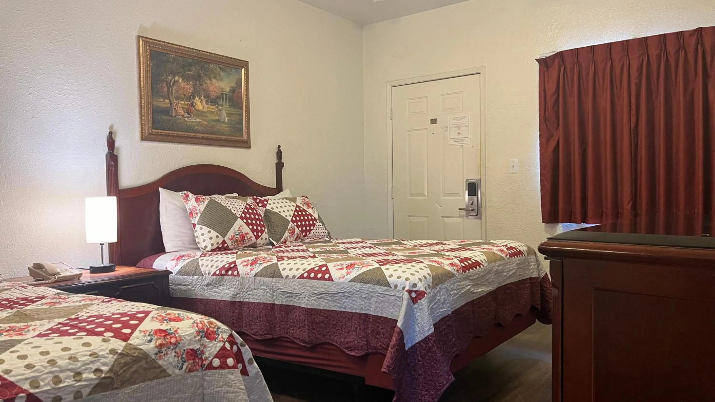 Photo of the whole room, Bed in Economy Inn Paso Robles