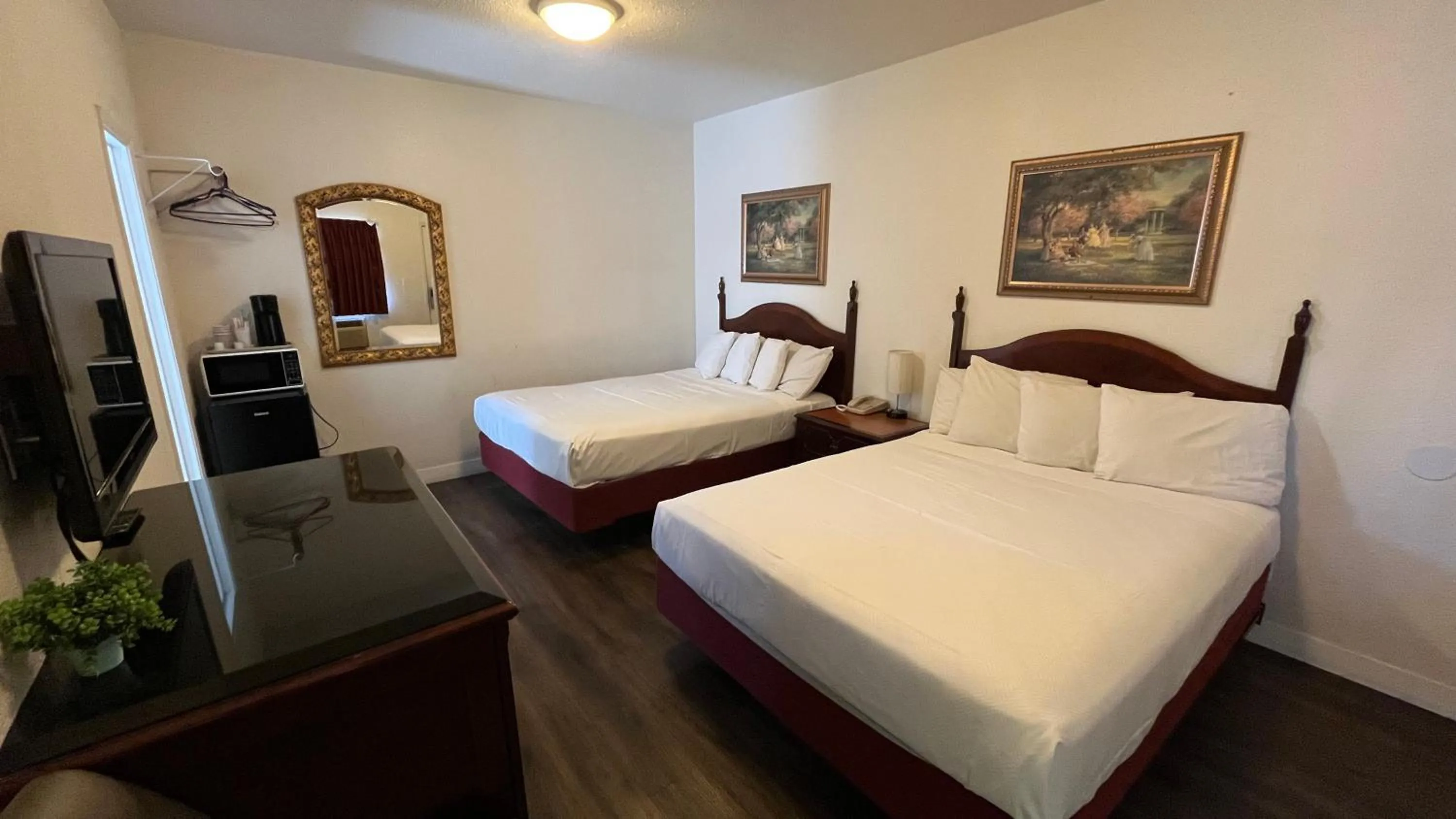 Photo of the whole room, Bed in Economy Inn Paso Robles