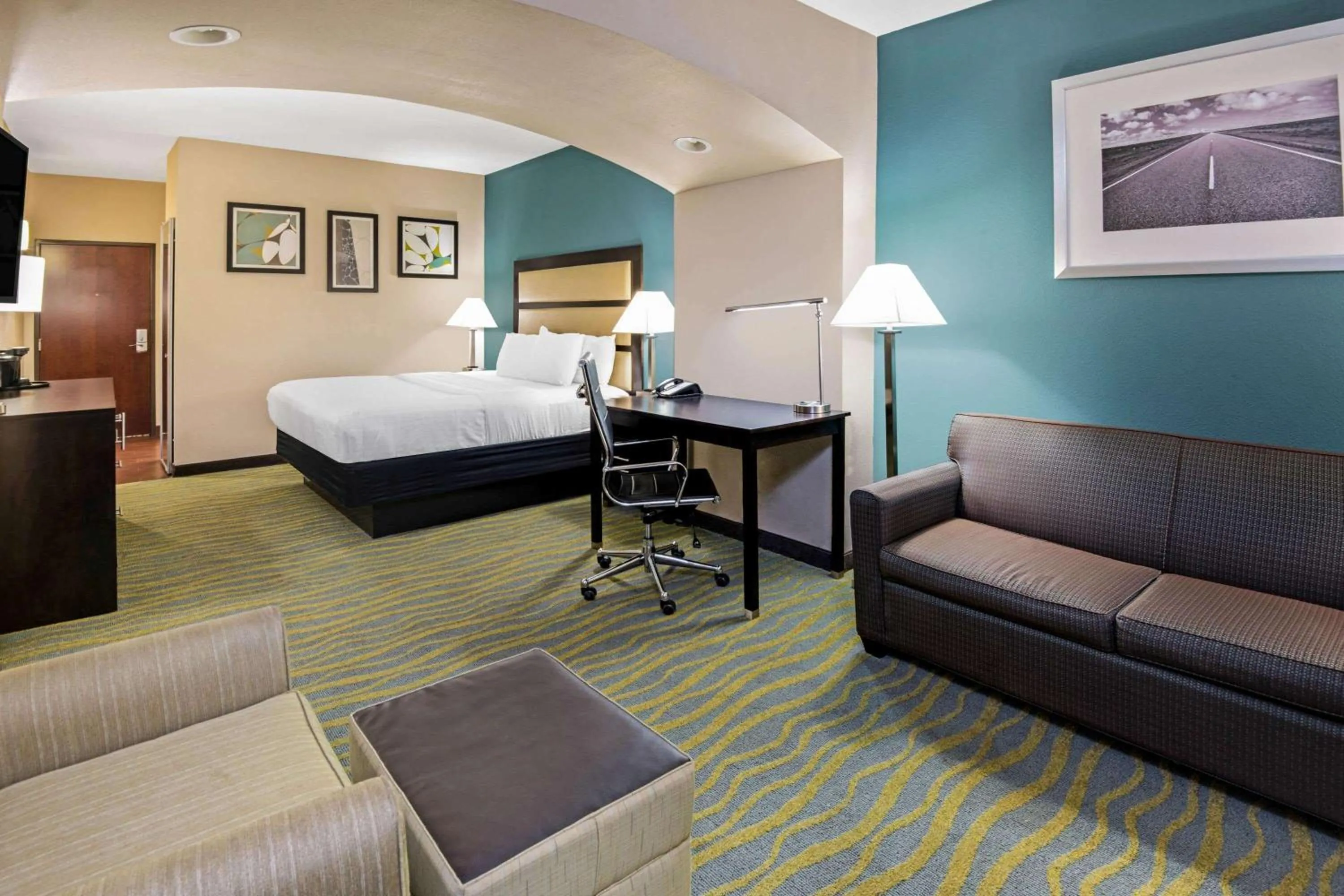 Photo of the whole room, Bed in La Quinta Inn & Suites by Wyndham Durant