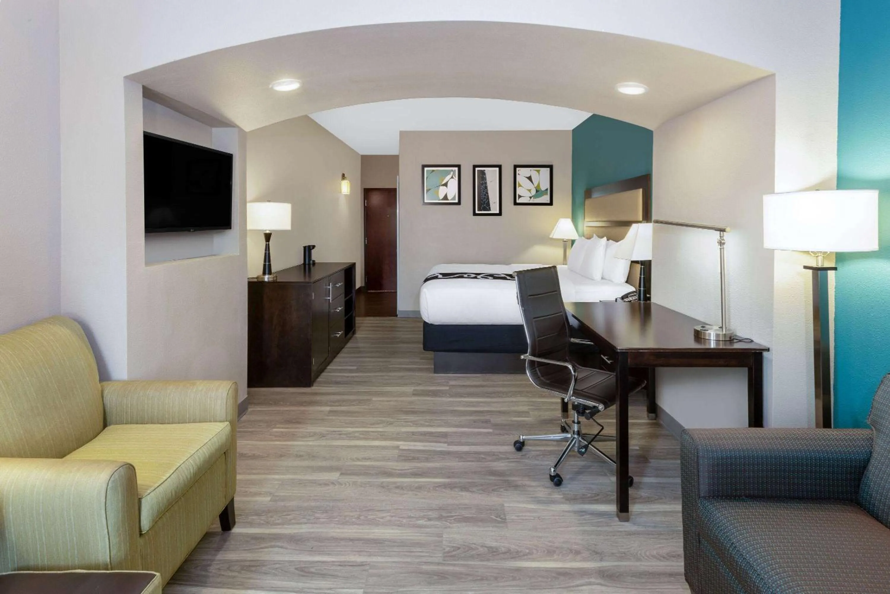Photo of the whole room, Bed in La Quinta Inn & Suites by Wyndham Durant