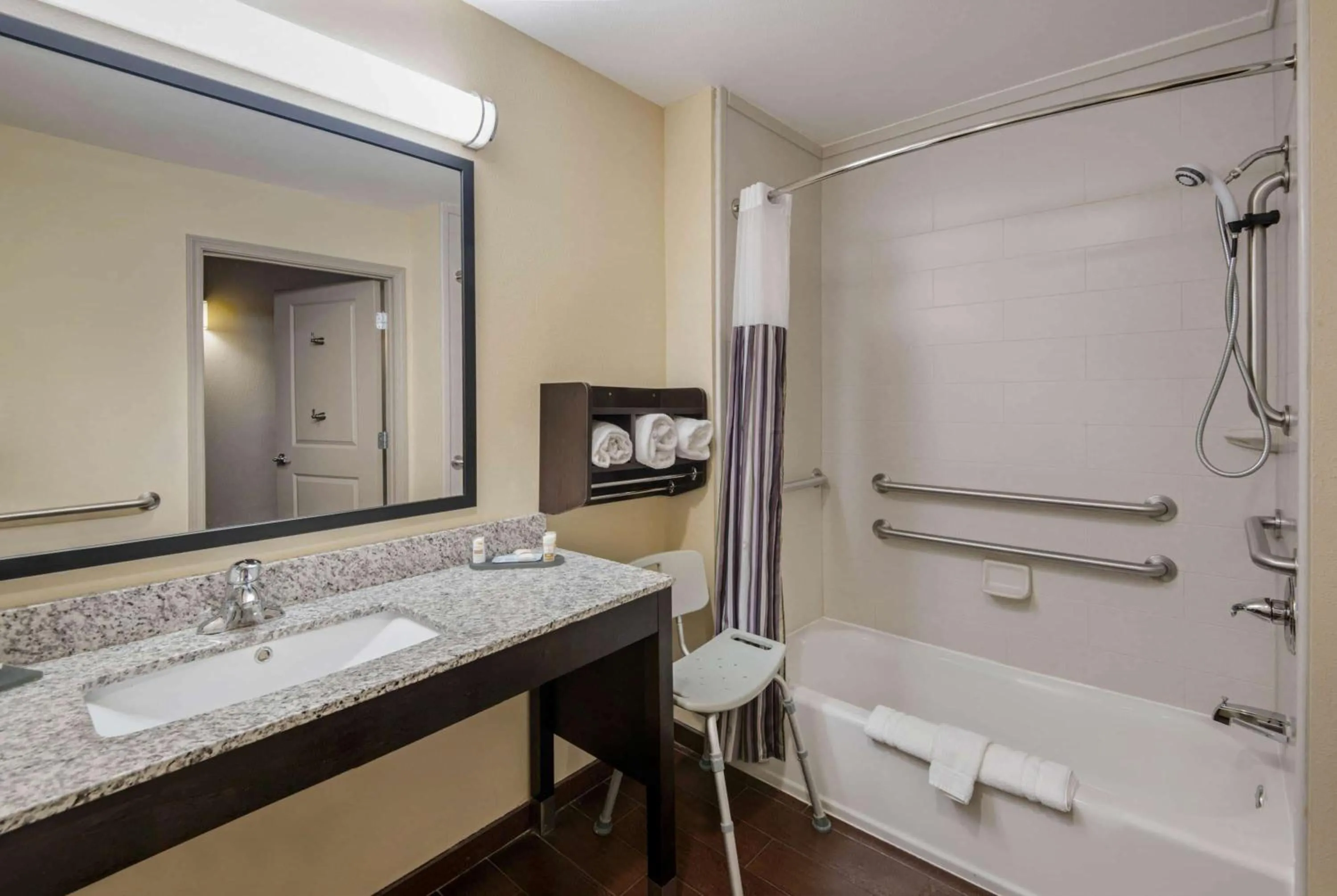 Bathroom in La Quinta Inn & Suites by Wyndham Durant