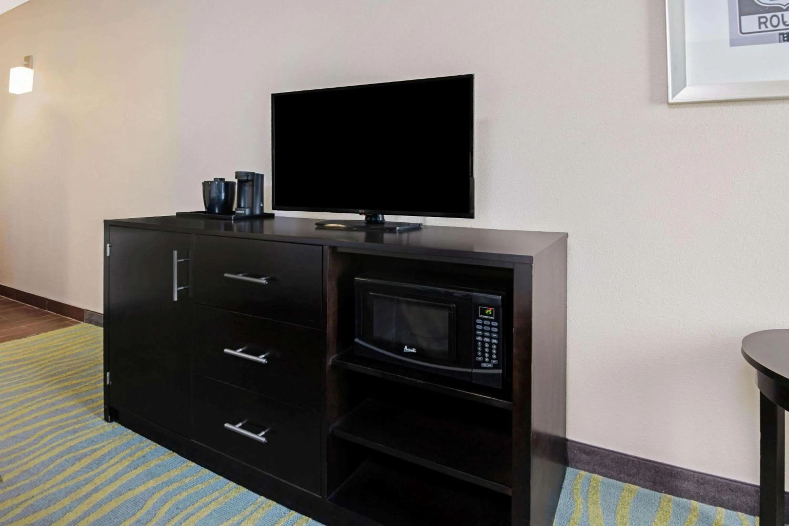 TV and multimedia in La Quinta Inn & Suites by Wyndham Durant