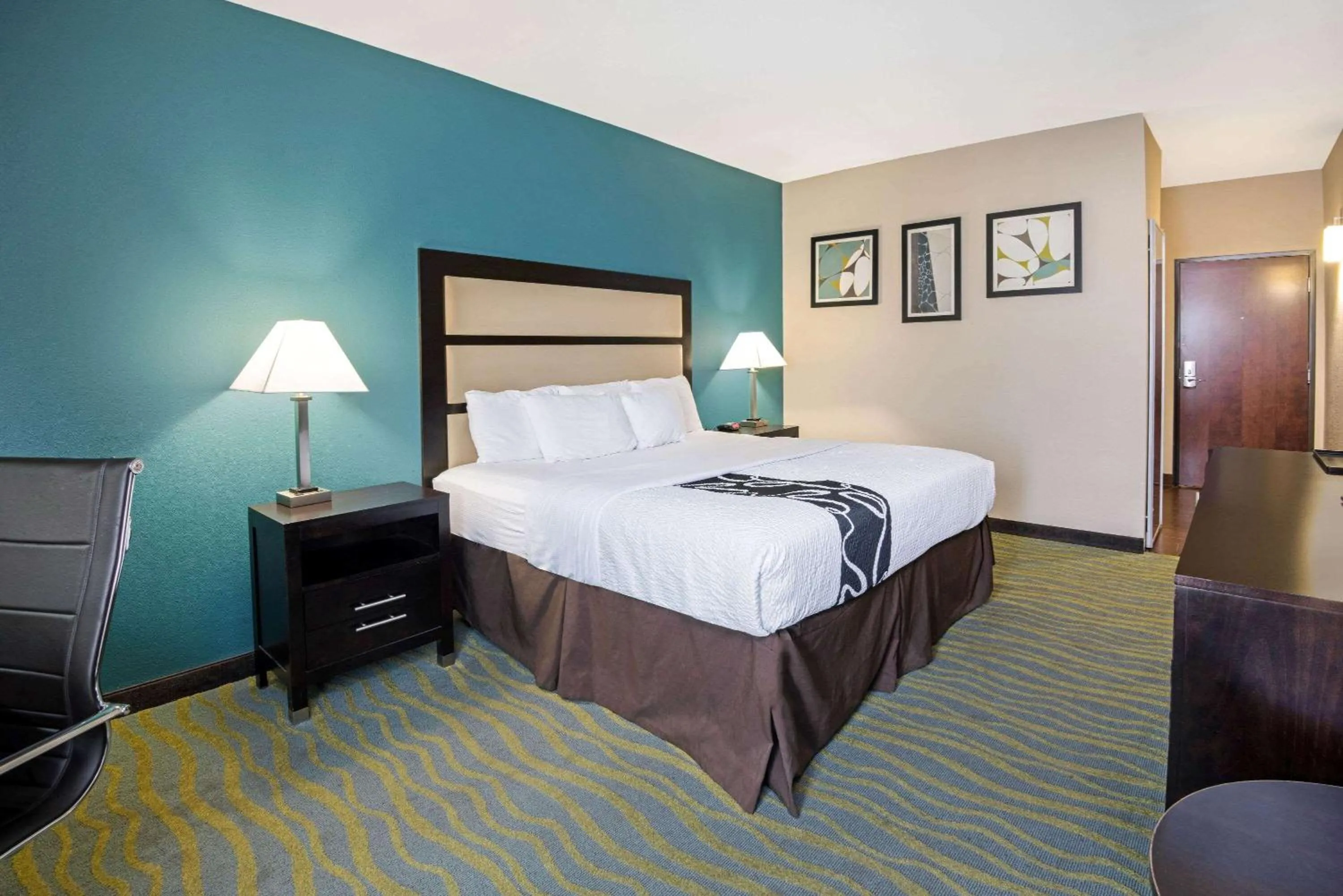 Photo of the whole room, Bed in La Quinta Inn & Suites by Wyndham Durant