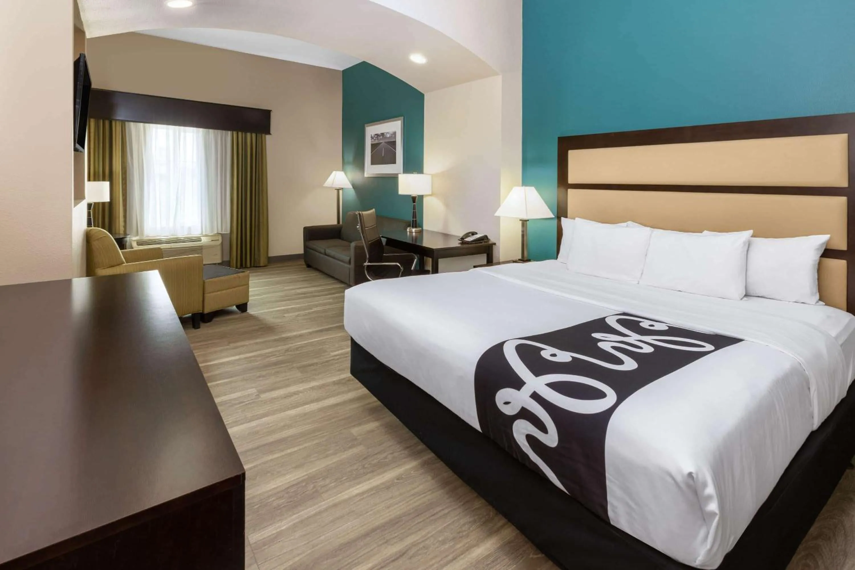 Photo of the whole room, Bed in La Quinta Inn & Suites by Wyndham Durant