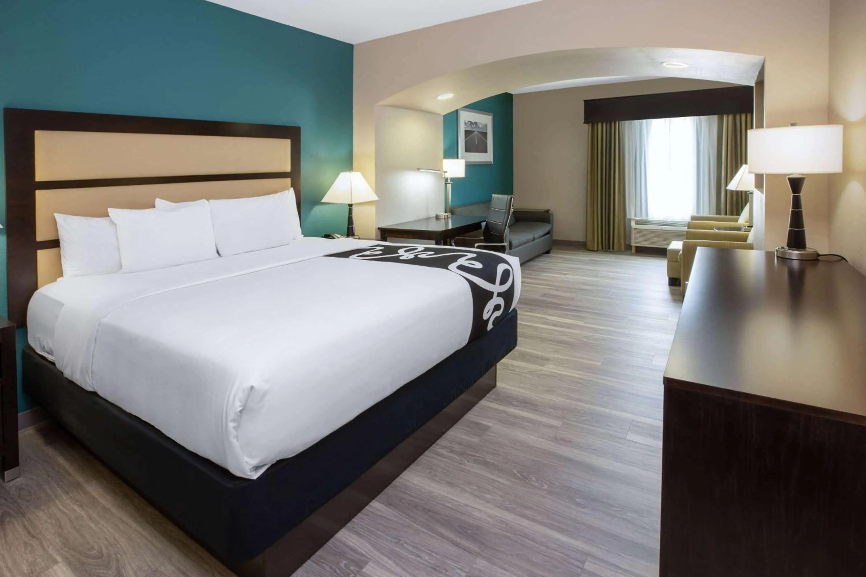 Photo of the whole room, Bed in La Quinta Inn & Suites by Wyndham Durant