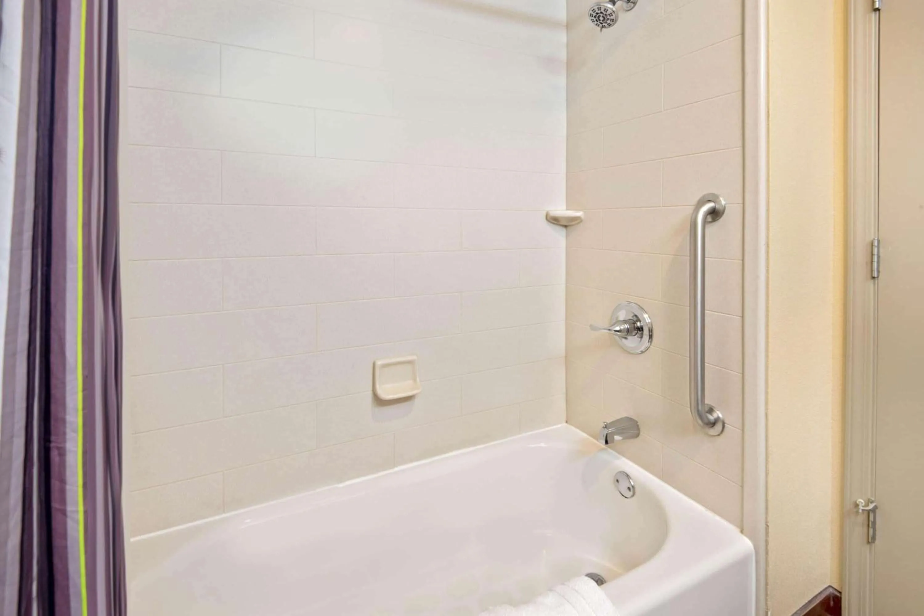 Bathroom in La Quinta Inn & Suites by Wyndham Durant