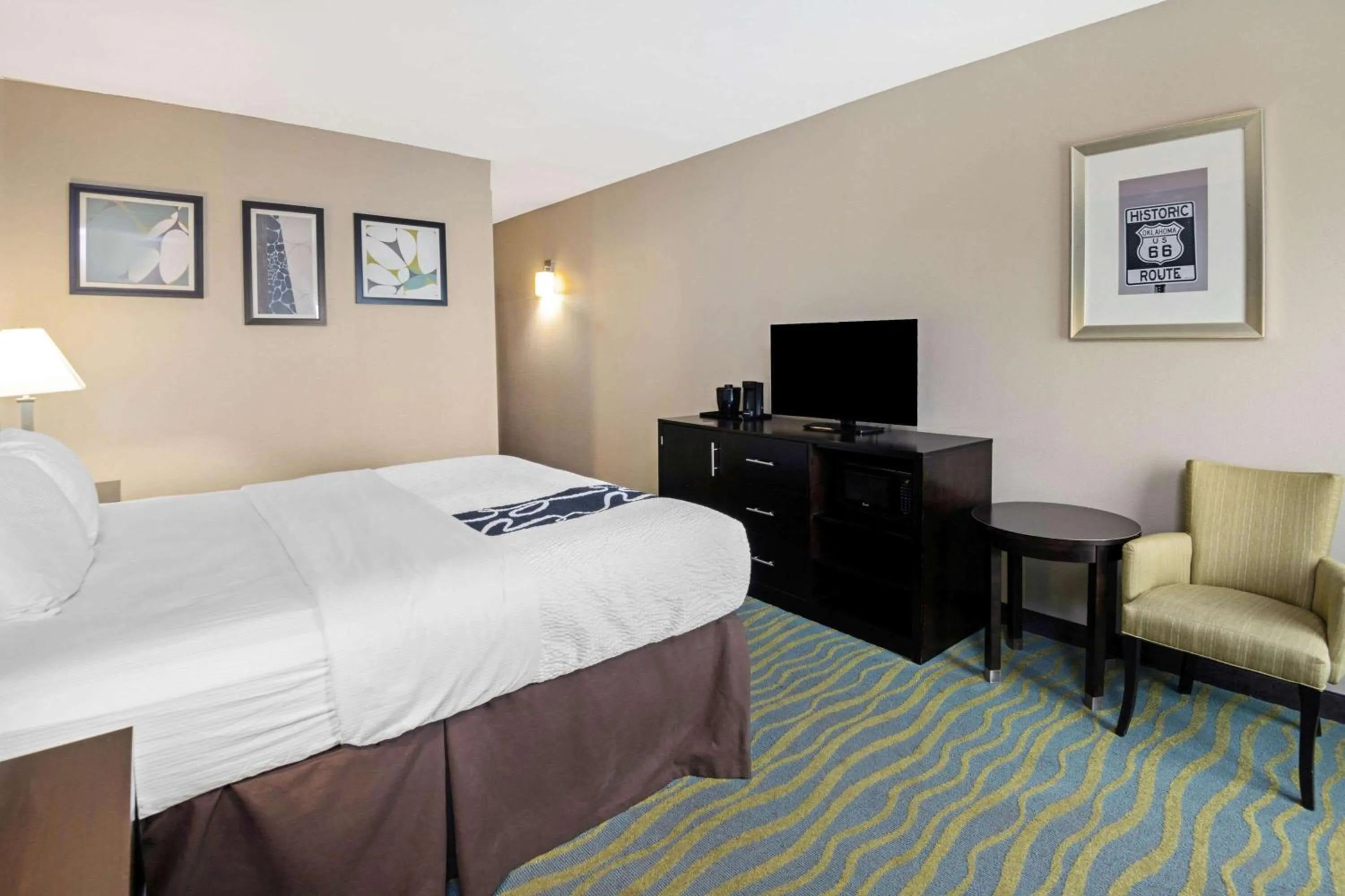Photo of the whole room, Bed in La Quinta Inn & Suites by Wyndham Durant
