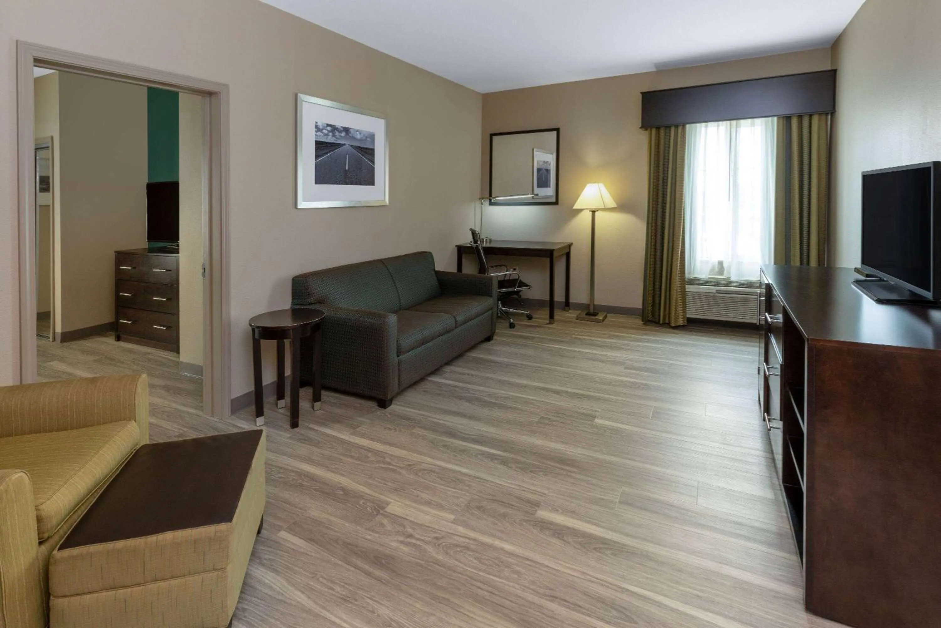 Bed in La Quinta Inn & Suites by Wyndham Durant