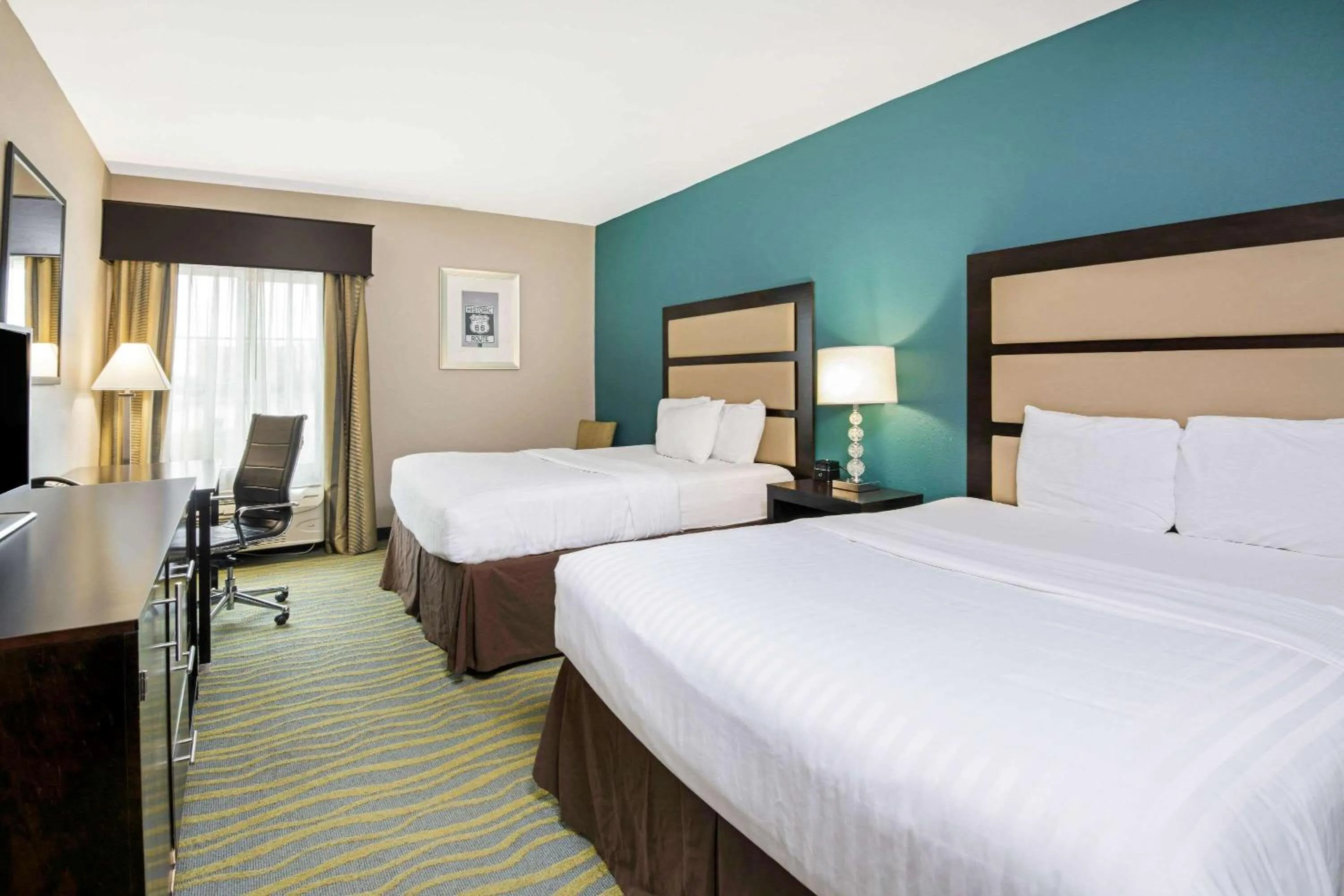 Photo of the whole room, Bed in La Quinta Inn & Suites by Wyndham Durant