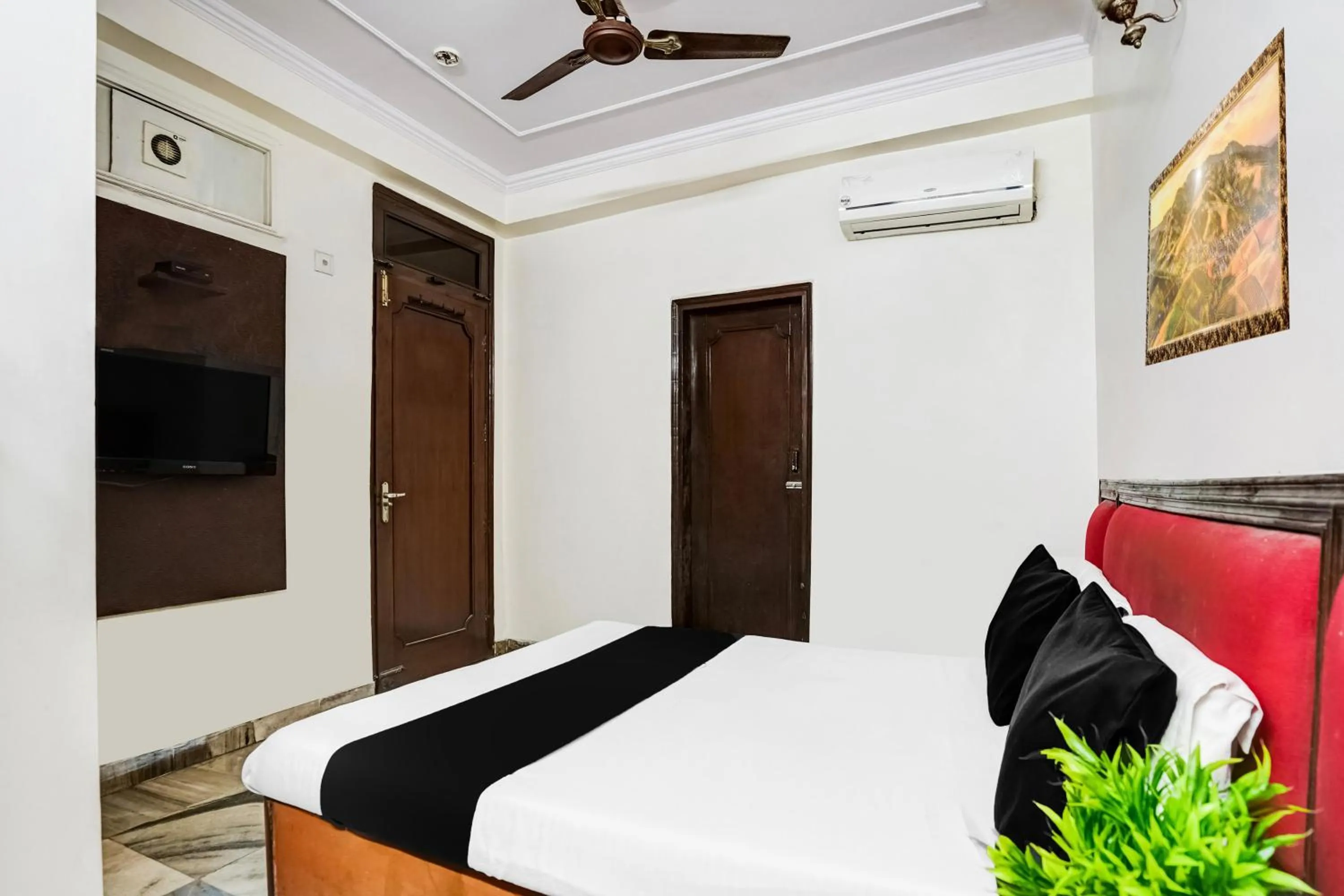 Bedroom, Bed in Super Hotel O Paharganj Near Railway Station Formerly Chand Palace