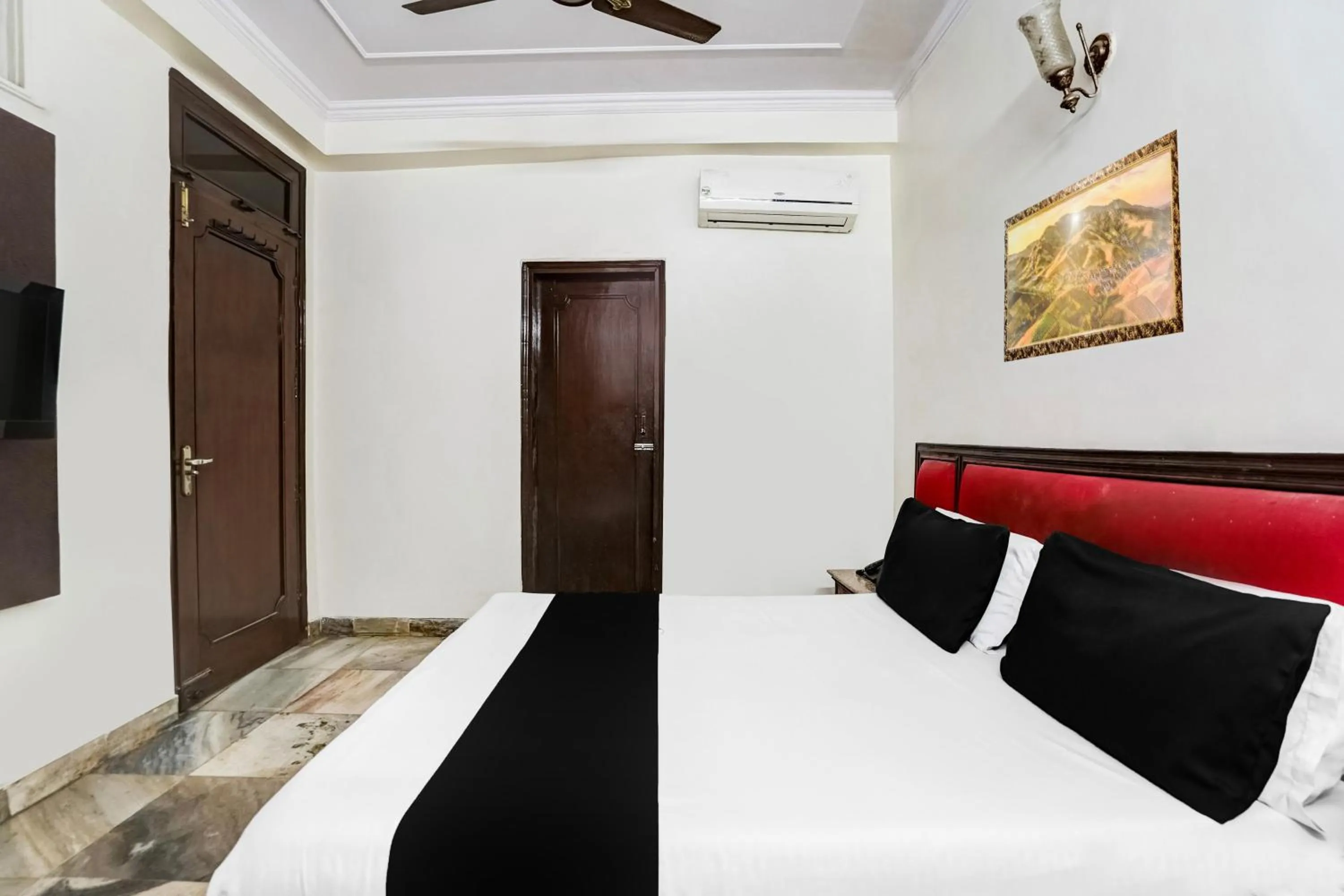 Bedroom, Bed in Super Hotel O Paharganj Near Railway Station Formerly Chand Palace