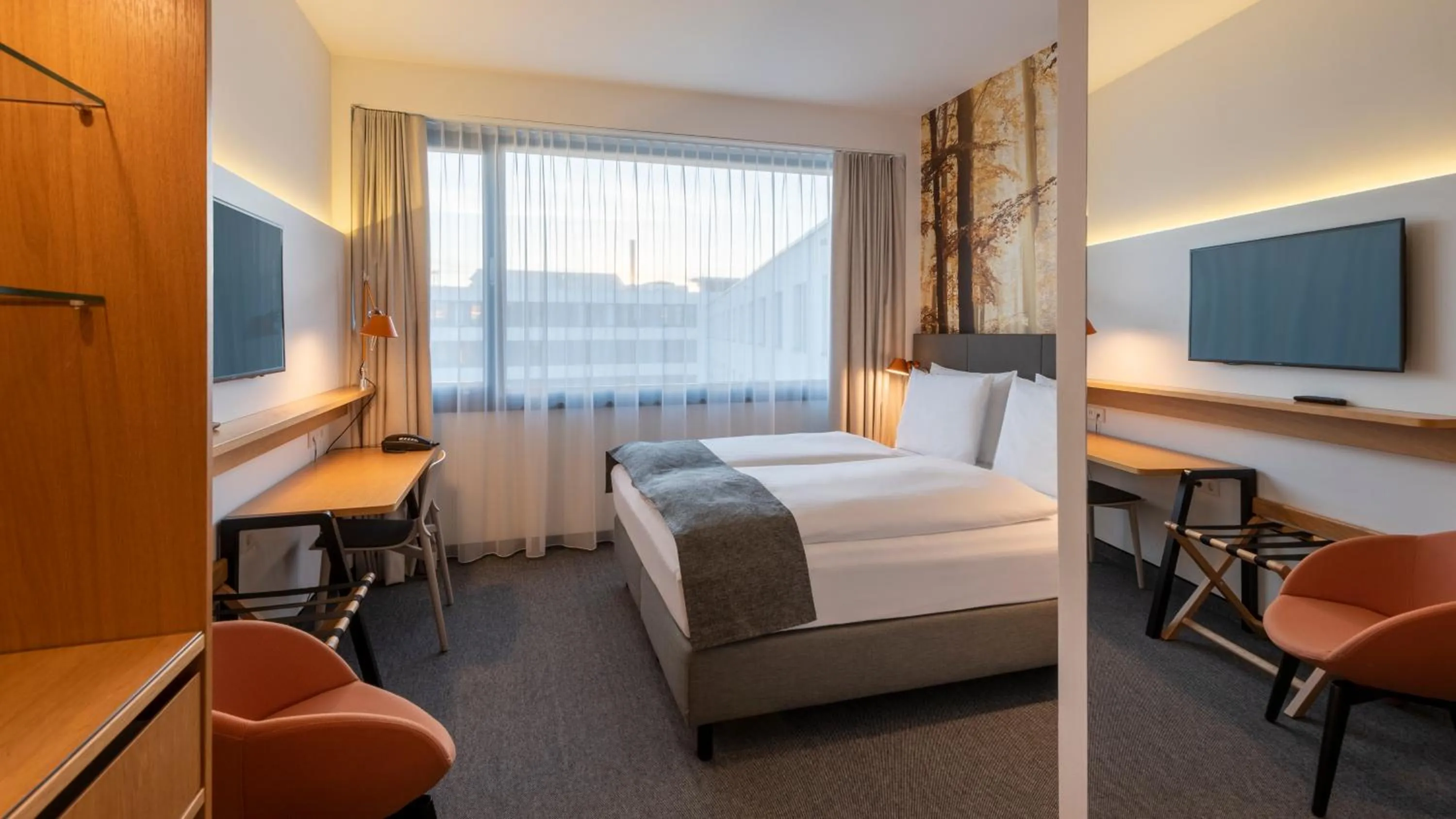 Photo of the whole room, Bed in Holiday Inn Munich - Leuchtenbergring by IHG