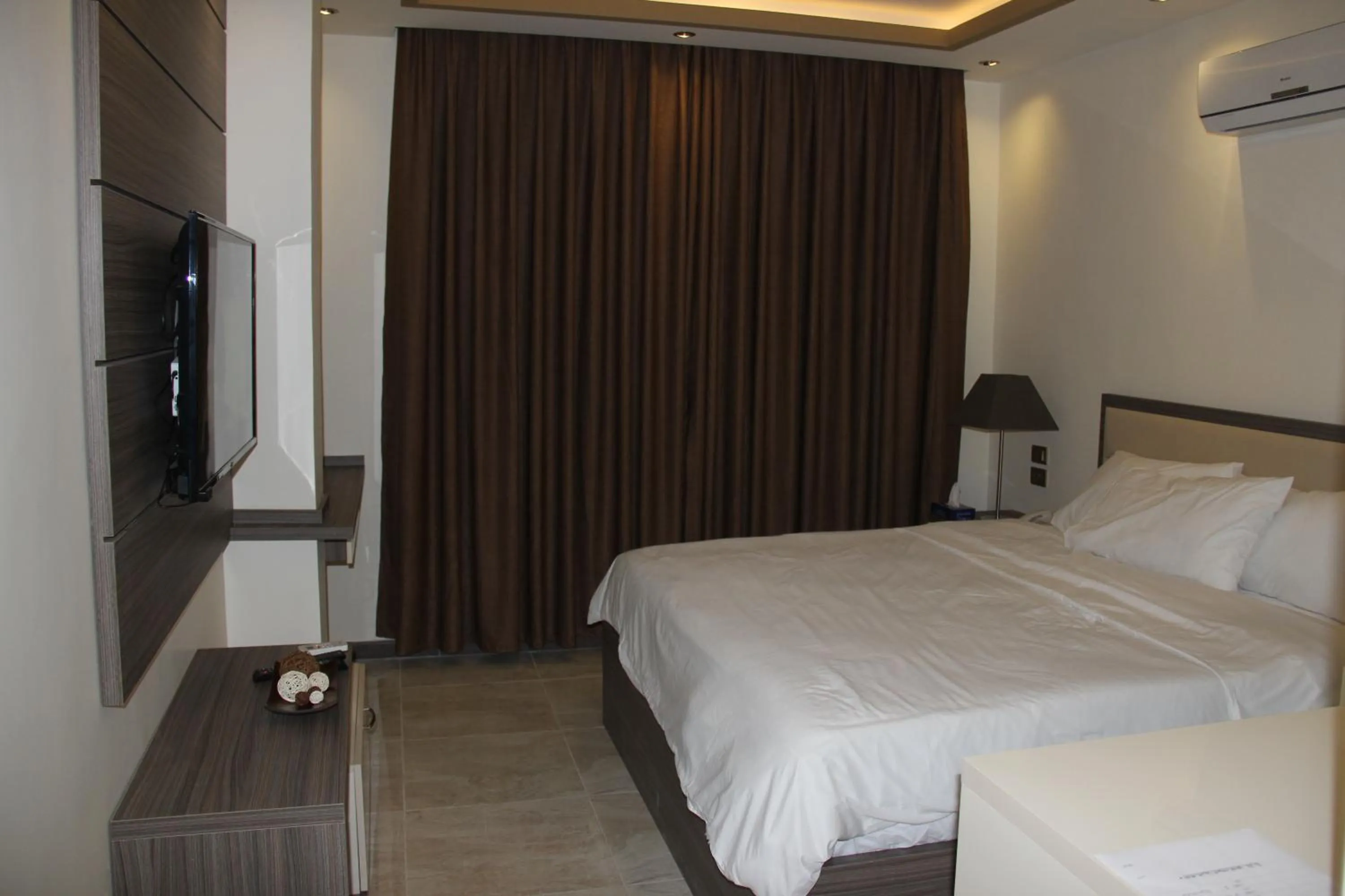 Photo of the whole room, Bed in Seven Days Hotel