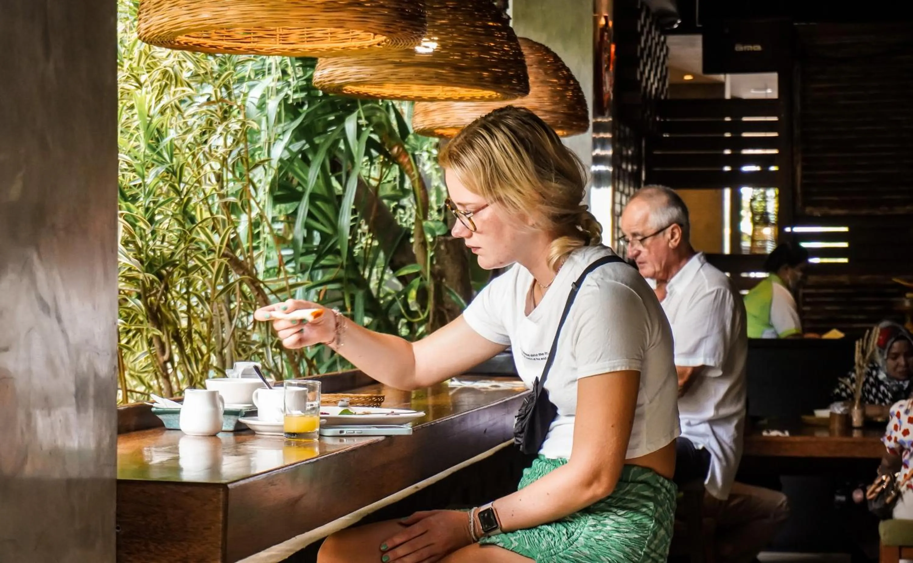 Restaurant/places to eat in Grandmas Plus Hotel Airport