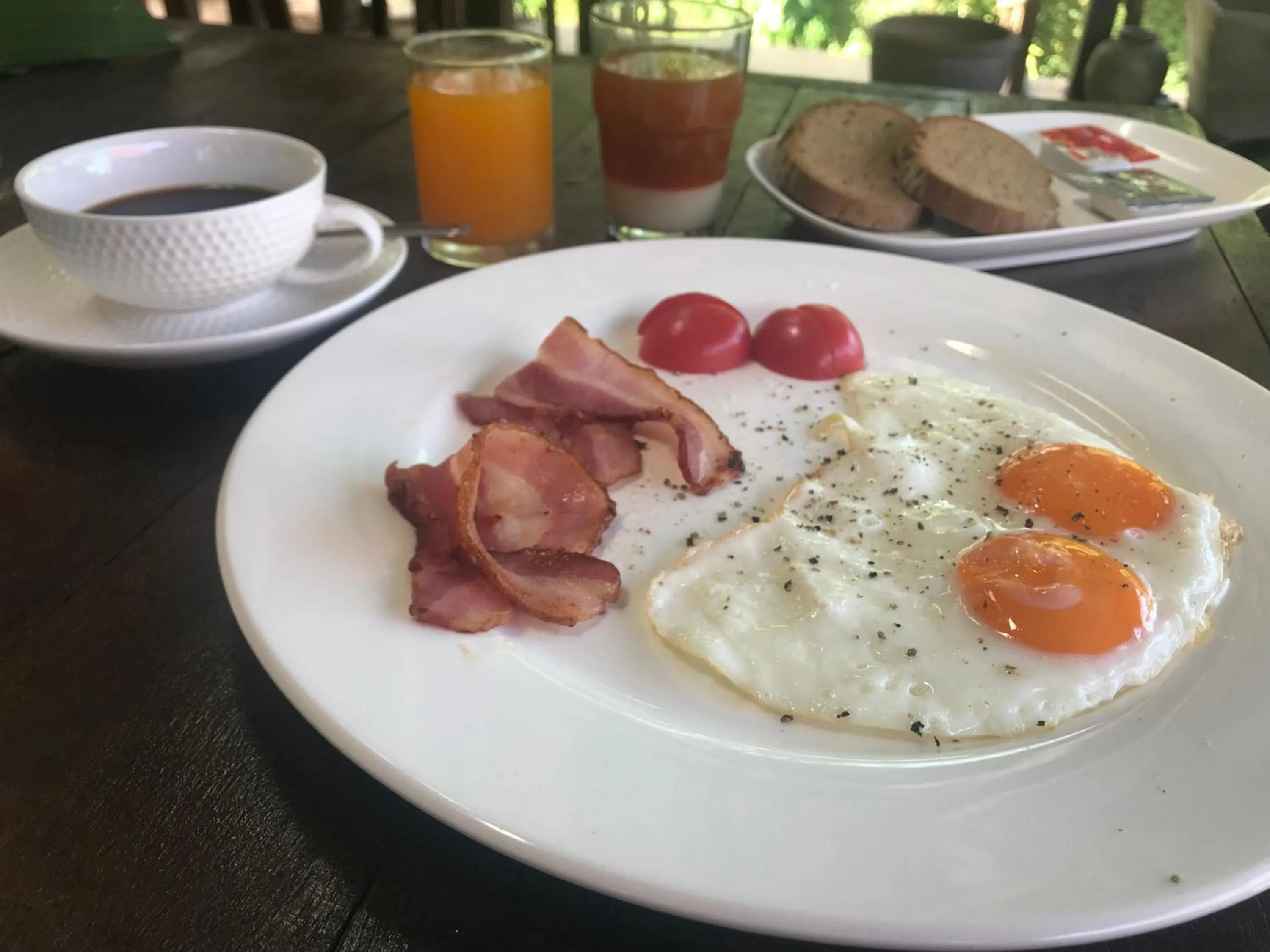 Breakfast in Les Fleurs House