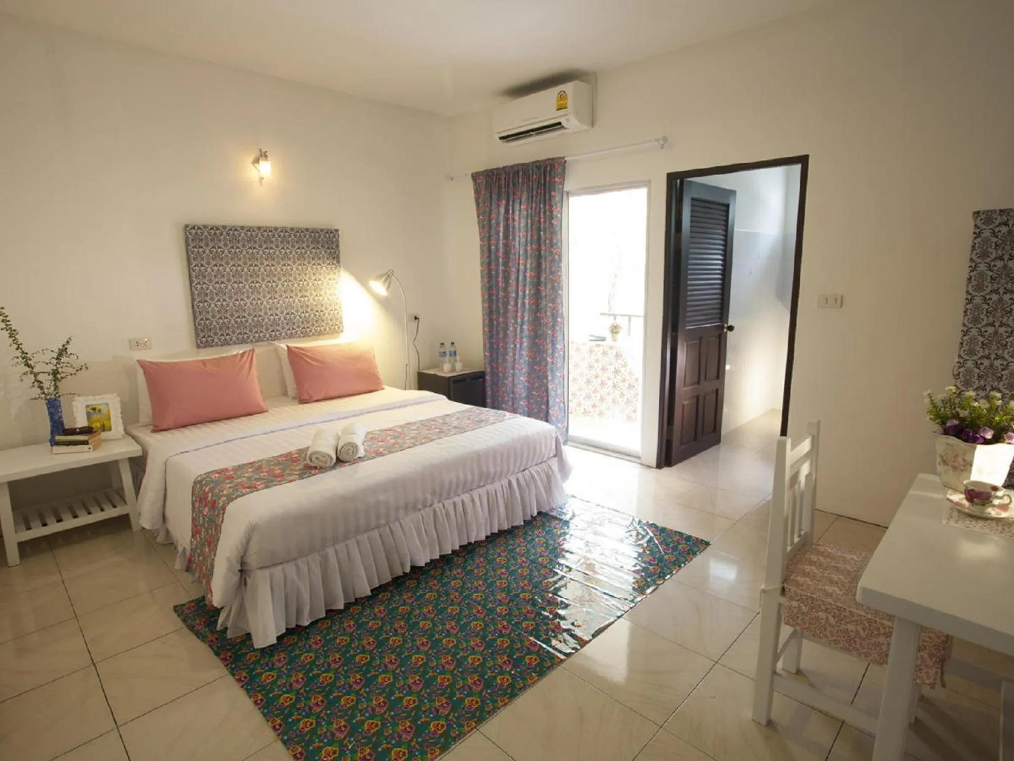 Photo of the whole room, Bed in Les Fleurs House