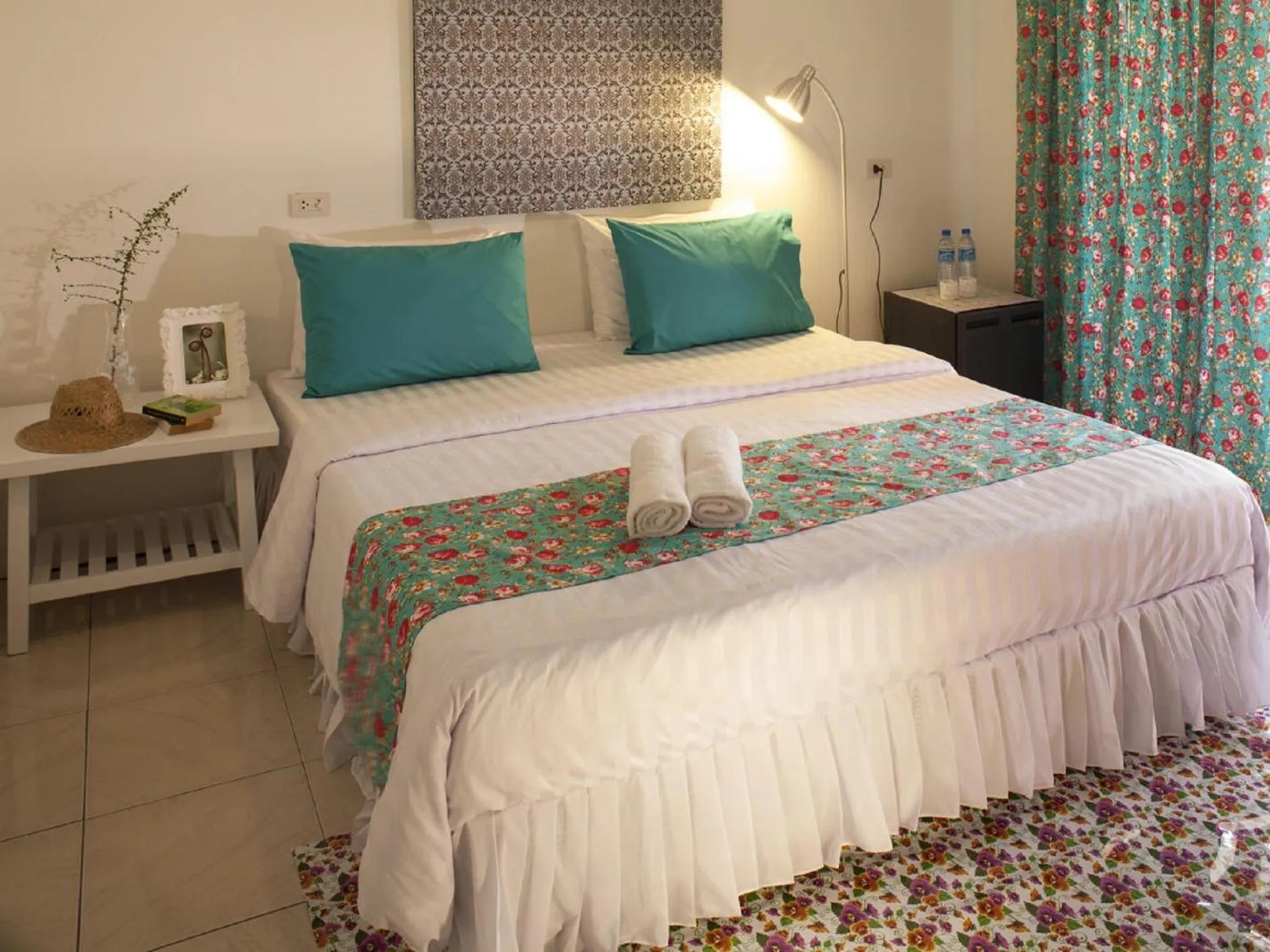 Photo of the whole room, Bed in Les Fleurs House